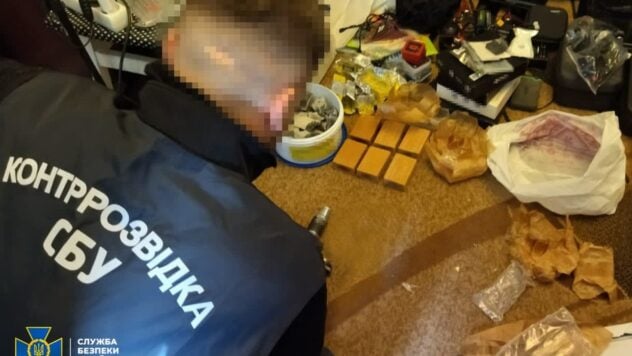 Sie bereiteten eine Sabotage an den Einrichtungen der Streitkräfte der Ukraine und des Verteidigungsministeriums vor. FSB Agenten wurden in Kiew neutralisiert“ /></p >
<p>Die Spionageabwehr des Sicherheitsdienstes neutralisierte die “reaktivierten” Agenten-Kampfgruppe des FSB, die eine Reihe heftiger Explosionen auf ukrainische Militärkontrolleinrichtungen vorbereitete.</p>
<p>Dies wurde vom Pressedienst des SBU gemeldet.</p>
<p>Es wurde darauf hingewiesen dass zu den vorrangigen Zielen des Angreifers Einheiten des Generalstabs der Streitkräfte der Ukraine und des Verteidigungsministeriums der Ukraine sowie deren Reservekommandoposten gehörten.</p>
<p>Jetzt beobachten sie </p>
<p>Um Sabotage zu begehen, Sie planten den Einsatz von bis zu 10 Drohnen, die speziell mit improvisierten Sprengkörpern ausgestattet waren.</p>
<p>Es wurde festgestellt, dass bereits 2018 von einem Berufsangestellten der 9. Direktion der Abteilung für operative Informationen des 5. Dienstes des FSB eine feindliche Gruppe aus drei Personen (Einwohner von Kiew und Tschernigow) gebildet wurde. Nach der Einstellung wurden die Angeklagten in den „Bereitschaftsmodus“ versetzt. vor dem Beginn einer umfassenden Invasion der Russischen Föderation.</p>
<p><img decoding=