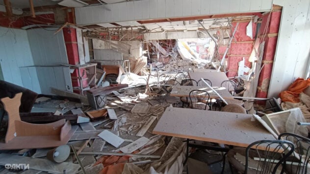 Die Rakete flog direkt in die Bar, in der die Frau arbeitete: Augenzeugen sprachen von einem Beschuss Gebiet Mykolajiw“ /> </p>
<p>Am Vorabend des 18. Oktober startete das russische Militär einen weiteren Raketenangriff auf das Gebiet Nikolajew. Gegen 20:30 Uhr abends waren in der Stepovskaya-Gemeinde eine Reihe von Explosionen zu hören.</p>
<p>Wie Korrespondenten von ICTV Facts vor Ort berichten, traf eine der feindlichen Raketen ein Café, in dem sich Menschen entspannten. Zwei Menschen wurden getötet, darunter der Besitzer des Lokals, und eine weitere Person wurde verletzt.</p>
<blockquote>
<p>– Hier gab es eine Bartheke, dort arbeitete ein Mann, die Frau war 58 oder 59 Jahre alt. Eine Rakete flog direkt hinein“, sagte Viktor Fedyuk, Sekretär der Stepov-Gemeinde, gegenüber Reportern.</p>
</blockquote>
<p>Menschen, die gestern in einem Café entspannten, erinnern sich, wie sie eine gewaltige Explosion hörten, und dann war alles drin ein Nebel.</p >Sie schauen jetzt zu </p>
<p>– Es war sehr laut, wir wurden getroffen. Schon als sie ankamen, war eine weitere Ankunft zu hören. Wir rannten raus und bekamen Angst. Dann kamen sie zurück, um zu helfen“, sagte Alexander.</p>
<p><img decoding=