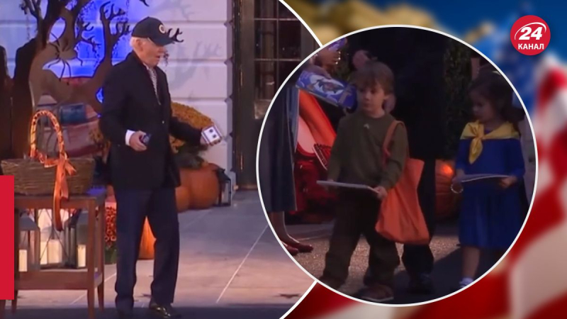 Blinkens Sohn beschloss, Selenskyj zu werden: wie das Bidens behandelte Kinder zu Halloween mit Süßigkeiten.“ /></p>
<p>Biden überreichte Blinkens Sohn, der als Zelensky verkleidet war, ein Geschenk/Collage Channel 24</p>
<p _ngcontent-sc144 class=