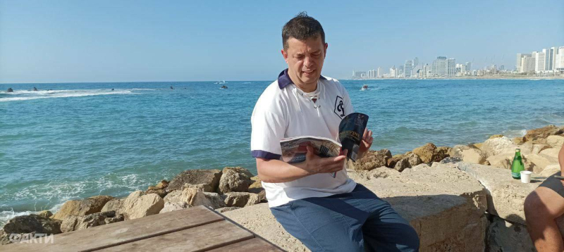 Zwischen zwei Kriegen. Wie ein ukrainischer Journalist nach Israel zog und warum er zurückkam“ /></p>
</p>
<p><strong>— Wann haben Sie sich für die Rückkehr entschieden? Gab es einen entscheidenden Moment oder kam er allmählich?</strong></p>
<p>— Die erste Entscheidung, in die Ukraine zurückzukehren, fiel mit Beginn der Invasion. Aber es gab keine physischen, technologischen oder sonstigen Möglichkeiten. Das heißt, letztes Jahr haben meine Frau und ich darüber gesprochen, dass wir wahrscheinlich zurückkehren würden, aber wir müssen darüber nachdenken, wie.</p>
<p>Ich erinnere mich, dass es im November 2022 ein Benefizkonzert von Okean Elsa in Israel gab und Slavk Vakarchuk und ich uns trafen, ich interviewte für israelische Medien und dann sagte ich ihm, dass ich wahrscheinlich in die Ukraine zurückkehren würde, wissen Sie, ich wahrscheinlich nur in Israel Fühlte ich mich wie ein Ukrainer? Und dann führte er mich in den Saal, in dem die Musiker waren, und sagte: „Das ist Sascha, er lebt in Israel, sagt aber, dass er zurückkommt.“ Das war der Moment, den ich aufgenommen habe. Es war der 22. November, und die Zeit musste vergehen, diese Entscheidung musste reifen, und nun ist sie gereift.</p>
<p><strong>— Und wie haben Sie sich gefühlt, als Sie zurückkamen?</strong></p>
<p>— Es fühlte sich an, als würde ich nirgendwo hingehen. Es war Anfang September. Ich erinnere mich, als wir gerade ankamen, wir waren am Bahnhof, eine Sirene ging an, ein Luftalarm, angeblich könnte das eine Art Zeichen für mich sein, nun, hier sind Sie zurück. Aber dann traf mich mein Freund Slava, und wir fuhren durch Kiew und ich sagte, wissen Sie, ich habe das Gefühl, noch nie irgendwo gewesen zu sein, alles ist so vertraut. Ich kehrte in meine Heimatredaktion zurück und wollte unbedingt dorthin zurückkehren, wo ich aufgehört hatte. Das Schicksal der Welt wird jetzt in der Ukraine entschieden. und ich spürte es dort, das heißt, hier und jetzt wird Geschichte geschrieben, und ich wollte nicht nur ihr Leser sein.</p>
<p><strong>— Sie kehren zurück und zufällig beginnt ein Krieg in Israel…</strong></p>
<p>— Ja, in einem Land, das auch mir am Herzen liegt und Platz in meinem Herzen einnimmt. Jetzt lebe ich in der Ukraine und mein Kopf ist jetzt in Israel. Wer weiß, vielleicht wird jetzt alles in einen Zusammenhang gebracht, und vielleicht werden wir gemeinsam mit Israel diese Geschichte beenden. Vielleicht wollte der Autor dies zu einem einzigen Schlachtfeld machen, sodass es ein Symbol dafür ist, dass ich dort und hier bin. Diese Erfahrungen, der Fanatismus, der dort passierte … Es gibt eine kleine Hamas, und wir haben eine große Hamas. Ich meine den Grad der Brutalität, den Grad der Grausamkeit.</p>
<p>Das ist kein Krieg, das ist kein Schlachtfeld, das ist ein unglaublicher Horror für die Israelis, denn dies ist ein Erste-Welt-Land, sie sind mehr oder weniger daran gewöhnt, wenn nicht sogar an ein ruhiges Leben (weil es dort fast immer noch Terroranschläge gibt). jeden Tag), aber zu mehr -weniger voll.</p>
<p>Was mir an Israel wirklich gefällt, ist, dass es einen Familienkult gibt, einen großen Familienkult. Was möchte ich von Israel auf die Ukraine übertragen, nicht weil es in der Ukraine daran mangelt, sondern weil es keine Grenzen für die Entwicklung dieses Landes gibt — Das ist der Familienkult auf allen Ebenen der Generationen, er ist so schön, er ist so cool, jeden Freitag, am Schabbat, wenn sich Familien treffen, gehen sie zueinander, zu ihren Eltern. Das ist in jedem Land sinnlich, aber in Israel sind Kinder — Dies ist eine Sekte, und deshalb werden sie dort aufgrund des Todes von Kindern von Anfang an verrückt.</p>
<p><strong>— Wie beurteilen Sie jetzt die Lage im Nahen Osten? Wird Israel schnell enden?</strong></p>
<p>— Ich hoffe. Wenn es den Amerikanern, Briten und Franzosen gelingt, den Iran davon zu überzeugen, sich nicht einzumischen, die Hisbollah zu beruhigen und den Libanon zu verstehen, dass alle Schrecken auf ihn zukommen werden, wenn sie begreifen, dass der Preis nicht einmal des Sieges, sondern der Intervention hoch sein wird , dann im Süden mit der Hamas, denke ich, wird schnell alles aufhören. Schauen Sie, schauen Sie sich die Parallelen an. Hier ist Hamas — Betrachten Sie dies als „DPR“. (Terrororganisation, Besatzungsregime in der Region Donezk, —<strong>Hrsg.</strong>). Wenn unsere Hisbollah nicht von Norden her eingegriffen hätte, wie schnell wäre die Geschichte 2014 zu Ende gegangen. Um diese russische Spur einfach zu beseitigen. Es würde wirklich ein oder zwei Wochen dauern. Das ist in etwa die Situation hier in Israel; wenn es keine Intervention aus dem Norden gibt, dann denke ich, dass alles schnell vorbei sein wird. Doch nun steht alles auf dem Spiel, denn es ist unklar, was im Norden passieren wird.</p>
<p><strong>— Wird sich nach dem Ende dieses Konflikts zwischen Israel und Palästina etwas ändern?</strong></p>
<p>— Ich glaube nicht. Die Tiefe dieser Feindschaft ist so groß, dass es sich um einen gordischen Knoten handelt, er wird nur durchtrennt, es wird dort mit niemandem zu einer Einigung kommen können. Es gibt den größten Nutznießer all dieser Maßnahmen — das ist der Iran. Und je schlimmer die Lage in Israel, desto mehr wird der iranische Präsident Raisi sagen: „Alles läuft nach Plan.“ Daher hat Israel in diesem Fall ebenso wie die Ukraine nur einen Ausweg aus der Situation — Dies bedeutet, stärker zu werden als Ihr potenzieller oder bestehender Feind, und zwar um Längen und Schultern, und dann können Sie diesen Konflikt auf Distanz halten.</p>
<p>Ich denke, dass Veränderungen nicht außerhalb, sondern innerhalb Israels stattfinden können, weil Israel jetzt eine solche innere Renaissance erlebt, ein Verständnis für seine Prekarität. Israel lebt in vielen Bereichen von Mythen, die es selbst geschaffen hat. Und was vor 20 bis 30 Jahren in Israel gut funktionierte, zeigt sich nun, dass sich die Welt um uns herum stark verändert hat, sie sind aus Sicht der Geheimdienste nicht die Besten, nicht die Besten aus der Sicht von der Agrarsektor.</p>
<p>Sie sind zu konservativ, was ihre Entwicklung angeht. Wissen Sie, wie Tel Aviv übersetzt wird? “Tel” — Hügel, „Aviv“ — Frühling. Hügel — Das ist etwas Altes, Aviv — Das ist etwas Junges, das ist eine Kombination aus Alt und Jung. Sie versuchen also, Konservatismus mit Innovation zu verbinden. Und wenn die Stimmung in der Gesellschaft wie jetzt konservativ ist, bremst das das Land wirklich aus. Und das ist jetzt, während des Krieges, deutlich sichtbar.</p>
<p><p><img decoding=