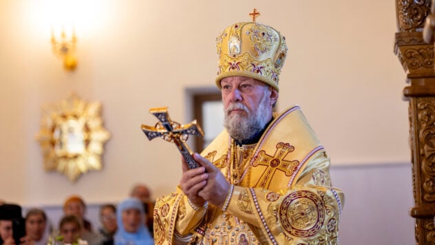 Der Metropolit von Moldawien schickte einen wütenden Brief nach Moskau: ein Versuch einer zivilisierten „Scheidung“ aus der Russisch-Orthodoxen Kirche“ /> </p>
<p>Der Primas der Russland unterstellten Orthodoxen Kirche Moldawiens, <strong>Metropolit Wladimir</strong>, beurteilt kritisch die Zukunftsaussichten der moldauischen Metropole innerhalb der Russisch-Orthodoxen Kirche. Seine jüngste Botschaft an Patriarch Kirill klingt „extrem hart“.</p>
<p>Diese Meinung wurde von einem Forscher am Zentrum für Orthodoxe Studien der Fordham University in New York geäußert, dem russischen Journalisten <strong>Sergei Chapnin</strong> in einem Interview mit Radio Liberty.</p>
<p>Kürzlich wurde bekannt, dass Metropolit Wladimir einen Brief an Kirill geschickt hat. Darin beklagt er, dass seine Kirche insbesondere aufgrund des Krieges in der Ukraine gegenüber der Konkurrenz an Boden verliere. Er beschwert sich bei Kirill darüber, dass immer mehr Konkurrenten politisch und finanziell unterstützt werden.</p>
<p>Jetzt gucken </p>
<blockquote>
<p>— Für die Orthodoxe Kirche Moldawiens ist diese Vereinigung gleichbedeutend mit unserem Verschwinden von der religiösen und sozialen Bühne des Landes aufgrund der entschiedenen Ablehnung der aggressiven Einmischung Russlands in die Angelegenheiten eines benachbarten, befreundeten Staates durch unsere Mitbürger — Ukraine — und Einmischung in unsere inneren Angelegenheiten, — heißt es in dem Brief von Metropolit Wladimir, der zuerst vom ehemaligen Abgeordneten des moldauischen Parlaments Wlad Kubrjakow veröffentlicht wurde.</p>
</blockquote>
<p>Laut Chapnin ist dieser Brief ein Versuch einer zivilisierten „Scheidung“. #8221; pro-russisch-orthodoxe Kirche mit Chefs in Moskau. Gleichzeitig bezweifelt er, dass es zu einer solchen Spaltung kommen wird, denn „Patriarch Kirill ist nicht versöhnlich.“</p>
<p>— Metropolit Wladimir beurteilt kritisch die Aussichten für den Fortbestand der Moldauischen Kirche innerhalb der Russisch-Orthodoxen Kirche. Aus der Sprache der Kirchendiplomatie in die Alltagssprache übersetzt, klingt Wladimirs Botschaft äußerst hart: Wir verlassen das Moskauer Patriarchat — und Sie haben keine Möglichkeit, unsere Entscheidung zu beeinflussen, — sagt Chapnin.</p>
<p>Er fügte hinzu, dass Patriarch Kirill sein Schicksal und die Russisch-Orthodoxe Kirche vollständig mit dem Putin-Regime verknüpft und an der Bildung einer Ideologie namens „Russische Welt“ beteiligt gewesen sei. </p>
<p >Dank völliger Loyalität gegenüber dem Regime erhielt Kirill neben der Macht auch Zugang zu staatlichen Subventionen und Sponsoring durch große Staatskonzerne.</p>
<p>Gleichzeitig verlor er jegliche Autorität und Einfluss vor allem außerhalb Russlands im postsowjetischen Raum. </p>
<p>Möchten Sie entspannen? Kommen Sie zu Facti.GAMES! </p>
<blockquote>
<p>— Er wollte und konnte sich nicht über die politischen Interessen des Staates stellen und zum Patriarchen der Orthodoxen sowohl im Baltikum als auch in Zentralasien werden. Infolgedessen wird er früher oder später alle autonomen Kirchen, Metropolen und Diözesen außerhalb der Russischen Föderation verlieren, — Chaplin bemerkte.</p>
</blockquote>
<p>Seiner Meinung nach sollte man von Moskau nicht „Gutes“ erwarten. Antwort. Schließlich möchte Kirill die Kirche aus Moldawien als Teil der Russisch-Orthodoxen Kirche sehen und zumindest eine illusorische Einheit wahren. Für ihn ist es äußerst wichtig, den imperialen Charakter der Kirche zu bewahren, deren Grenzen geografisch viel größer sind als die Grenzen der Russischen Föderation.</p>
<p>Chaplin betonte, dass es sich um einen Bruch mit der Russisch-Orthodoxen Kirche handelt unvermeidlich. Die Frage ist nur, „wie sanft oder umgekehrt skandalös und hart er sein wird.“</p>
</p>
</p></p>
<!-- relpost-thumb-wrapper --><div class=