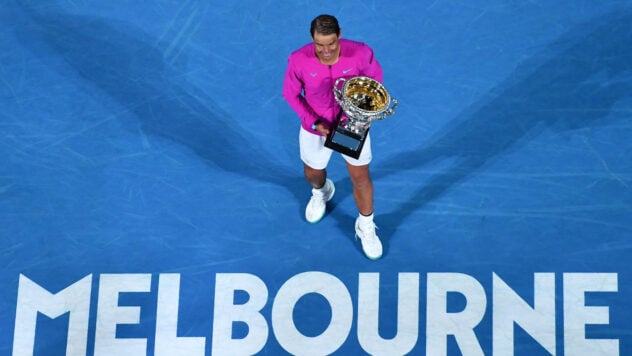 Der 37-jährige Nadal wird nach einem Jahr Abwesenheit bei den Australian Open antreten Verletzung“ />< /p> </p>
<p>Der Spanier <strong>Rafael Nadal</strong> wird beim ersten Grand-Slam-Turnier im Jahr 2024 auf den Platz zurückkehren — Australian Open. Dies gab Turnierdirektor Craig Tiley bekannt.</p>
<p>Der 37-jährige Tennisspieler hat seit seiner Hüftverletzung in der zweiten Runde des Melbourne 2023-Turniers nicht mehr gespielt. Anfang des Jahres sagte er, dass er Roland Garros, wo er 14 seiner 22 Titel gewonnen hat, aufgrund einer Operation verpassen würde.</p>
<p>Verletzungen führten dazu, dass Nadal in der ATP-Rangliste auf Platz 240 zurückfiel. Allerdings kann der Spanier seine geschützte Platzierung bei den Australian Open nutzen.</p>
<p>Ich schaue mir gerade </p>
<blockquote>
<p>— Wir können jetzt nur verkünden, dass Rafa zurückkehren wird. Er war die meiste Zeit des Jahres weg und als er in den letzten Tagen mit ihm sprach, bestätigte er, dass er zurückkommen wird, worüber wir uns sehr freuen. Das ist erstaunlich, — sagte Tiley in einem Interview mit der australischen Morgenfernsehsendung The Today Show.</p>
</blockquote>
<p>Craig Tiley kündigte außerdem die Rückkehr von Naomi Osaka, Caroline Wozniacki und Angelique Kerber an, die ebenfalls teilnehmen sollen das Turnier in Melbourne.</p>
<h3>Nadal deutete seinen Rücktritt an</h3>
<p>Im Mai dieses Jahres sagte Rafael Nadal, dass 2024 wahrscheinlich sein letztes Jahr im professionellen Tennis sein würde. Dies sagte er auf einer Pressekonferenz, bei der er seine Ablehnung der Teilnahme an den French Open bekannt gab.</p>
<p>— Ich hoffe, dass ich mir die Gelegenheit geben kann, das nächste Jahr zu genießen, das wahrscheinlich mein letztes Jahr auf der Profi-Tour sein wird. Das ist meine Idee, auch wenn ich sie nicht hundertprozentig sagen kann, — Nadal wird von Sport Illustrated zitiert.</p>
<p>Auf den Plätzen von Melbourne gewann der spanische Tennisspieler zwei Grand-Slam-Titel.</p>
</p></p>
<!-- relpost-thumb-wrapper --><div class=