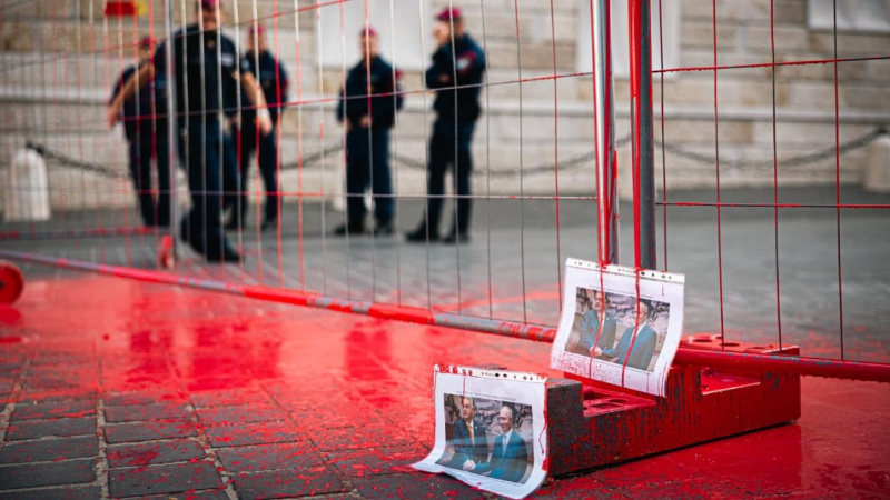 In Budapest wurde Orbans Büro nach seinem Treffen mit Putin mit roter Farbe übergossen 