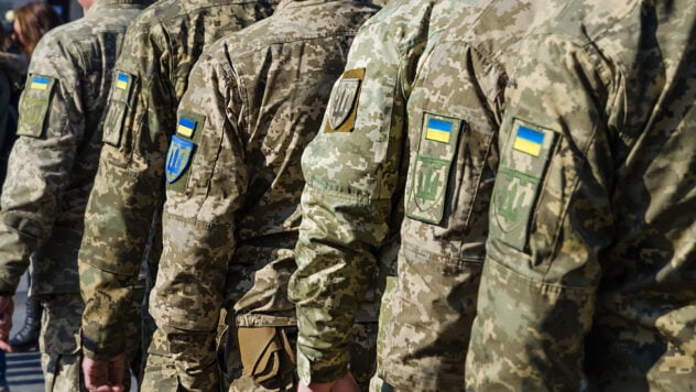 Das ukrainische Militär im Hintergrund hat illegal 123 Millionen UAH an Kampfzahlungen erhalten – Verteidigungsministerium“ /></p>
<p>Ukrainische Militärangehörige, die nicht an Feindseligkeiten teilgenommen hatten, erhielten illegal mehr als 123 Millionen UAH an zusätzlicher Vergütung.</p>
<p>Nach Angaben des Verteidigungsministeriums der Ukraine, des Internen Revisionsdienstes stellte fest, dass die aktuellen Regeln es Kommandeuren von Militäreinheiten ermöglichen, die Begriffe Kampfeinsätze und Kampf-(Sonder-)Mission frei zu interpretieren, was es ermöglicht, nach eigenem Ermessen zusätzliche Vergütungen zu zahlen.</p>
<p>Das Verteidigungsministerium sprach darüber Einer der Fälle, in denen das Militär eines Pontonbrückenunternehmens, das Aufgaben in der Region Kiew wahrnahm, eine zusätzliche monatliche Vergütung von 100.000 UAH zahlte.</p>
<p>Jetzt schauen wir uns </p>
<blockquote>
<p>— Es ist unfair, wenn Kampfsoldaten an diejenigen gezahlt werden, die nicht unter direktem Beschuss stehen, oder die diejenigen nicht unterstützen, die unter direktem Beschuss stehen. Wir identifizieren Manipulationen, schließen Missbrauchslücken, — stimmt dem stellvertretenden Verteidigungsminister Yuri Dzhigir zu.</p>
</blockquote>
<p>Das Verteidigungsministerium stellte fest, dass es mit dem Generalstab der Streitkräfte der Ukraine Rücksprache hält, damit nur diejenigen, die Kampfeinsätze direkt durchführen und daran teilnehmen, zugelassen werden in Feindseligkeiten erhalten zusätzliche Vergütungszahlungen.< /p> </p>
</p>
</p>
<p>Möchten Sie sich entspannen? Kommen Sie zu Facti.GAMES!</p></p>
<!-- relpost-thumb-wrapper --><div class=