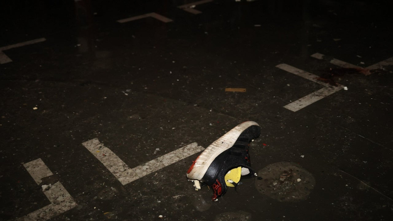 S-300-Angriff auf Novaya Poshta in der Nähe von Charkow: Die Zahl der Verwundeten ist gestiegen auf 17 Menschen“/></p>
<p>Sechs Menschen starben an Ort und Stelle bei einem Raketenangriff auf das Nova Poshta-Terminal im Dorf Korotich in der Region Charkow. Das sind alles Männer, Postangestellte. Einer von ihnen war sehr schwer verbrannt.</p>
<p>Dies teilte der Leiter der Ermittlungsabteilung der Hauptdirektion der Nationalen Polizei in der Region Charkow, Sergej Bolwinow, mit.</p>
<p>Ihm zufolge gelang es der Polizei, die Identität dieses Verstorbenen festzustellen, aber sie wird zur endgültigen Bestätigung noch eine DNA-Identifizierung durchführen.</p>
<p>Jetzt suchen sie < p>Die Verwundeten weisen Verletzungen durch Minenexplosionen, Granatsplitterwunden, Brüche und Schnittwunden auf und werden alle im regionalen klinischen Krankenhaus Charkow behandelt. Ärzte beurteilen den Zustand von acht Opfern als ernst, weitere acht — mäßiger Schweregrad.</p>
<p>Am Morgen inspizierten Polizeibeamte weiterhin das Terminal und sammelten Fragmente der S-300-Rakete.</p>
</p>
<p><strong>Aktualisiert um 15:35 Uhr.</strong> Nach Angaben der Regionalstaatsanwaltschaft Charkow ist die Zahl der Opfer auf 17 gestiegen. Ein weiterer Mitarbeiter des Unternehmens erlitt Schrapnellwunden. Er erhielt medizinische Hilfe und lehnte einen Krankenhausaufenthalt ab.</p>
<p>Am Morgen wurde berichtet, dass es 16 Verletzte gab.</p>
<p><img decoding=