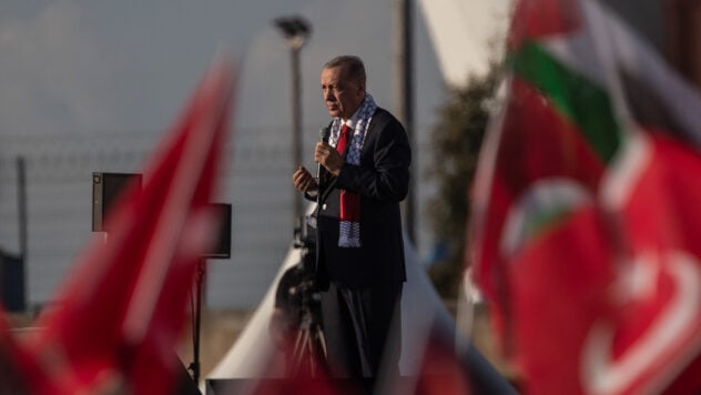 Erdogan beschuldigte den Westen bei einer pro-palästinensischen Kundgebung des „Massakers in Gaza“ und bezeichnete Israel als Besatzer“/></p>
<p>Während der Demonstrationen zur Unterstützung Palästinas, die „Große Palästinensische Kundgebung“, die am Flughafen Istanbul stattfand, machte der türkische Präsident Recep Tayyip Erdogan den Westen für das Blutvergießen im Gazastreifen verantwortlich. Er zog auch eine Parallele zwischen den zivilen Todesfällen in Gaza und den ukrainischen Todesfällen im russisch-ukrainischen Krieg.</p>
<p>Erdogans Worte von der Demonstration wurden von der türkischen Staatsagentur Anadolu zitiert.</p>
<blockquote>
<p>— Diejenigen, die Krokodilstränen für die im russisch-ukrainischen Krieg getöteten Zivilisten vergießen, beobachten schweigend den Tod Tausender unschuldiger Kinder in Gaza, — sagte er.</p>
</blockquote>
<p>Während seiner Rede trug Erdogan einen Schal in den Farben der palästinensischen Flagge.</p>
<p>Jetzt zuschauen </p>
<p>Der türkische Führer sagte jedoch, dass die Türkei Angriffe auf Zivilisten in Israel nicht duldet.</p>
<p>& #8212 ; Wir trauern um jeden Zivilisten, aber das interessiert Israel nicht … Wir vergießen Tränen für die Bewohner vieler Regionen: von der Krim bis Karabach, von Bosnien bis Kirkuk, von Palästina bis Turkestan, von Afghanistan bis Tschetschenien, — sagte er.</p>
</p>
<p>Er fügte hinzu, dass der Hauptschuldige für das „Massaker, das sich in Gaza abspielt, der Westen“ sei.</p>
<p>Er erwähnte jedoch nicht den Hamas-Angriff auf Israel am 7. Oktober, der zu einer neuen Konfliktrunde führte zwischen Israel, Hamas und arabischen Ländern. Dann starben infolge eines Angriffs pro-palästinensischer Terroristen etwa 1,4 Tausend Juden.</p>
<p>Möchten Sie sich entspannen? Kommen Sie zu Facti.GAMES! </p>
<blockquote>
<p>— Natürlich hat jedes Land das Recht, sich zu verteidigen, aber wo ist die Gerechtigkeit? Was in Gaza geschieht, ist kein Schutz, sondern ein offenes, brutales Massaker, — sagte er.</p>
</blockquote>
<p>Laut Erdogan ist Israel — Es ist „ein Spielball in der Region, der geopfert wird, wenn die Zeit gekommen ist“.</p>
<p>Darüber hinaus bezeichnete das türkische Staatsoberhaupt Israel als „Besatzer“. und „Organisation“.</p>
<h3>Jerusalem reagierte: Sie rufen Diplomaten zurück.</h3>
<p>Nach Erklärungen des türkischen Präsidenten ordnete der israelische Außenminister Eli Cohen den Rückruf israelischer diplomatischer Vertreter an Türkei, um die israelisch-türkischen Beziehungen neu zu bewerten.</p>
<blockquote>
<p>— „Angesichts der ernsten Aussagen aus der Türkei habe ich die Rückkehr diplomatischer Vertreter von dort angeordnet, um die Beziehungen zwischen Israel und der Türkei neu zu bewerten“, heißt es in der Nachricht.</p>
</blockquote>
<p>Zusätzlich zu diesen Aussagen Recep Erdogan sagte zuvor in einer Erklärung vom 25. Oktober, dass Hamas keine Terroristen seien, sondern „eine Gruppe von Befreiern und Mudschaheddin, die für den Schutz ihres Landes und ihres Volkes kämpfen.“</p>
</p>
</p ></p>
<!-- relpost-thumb-wrapper --><div class=