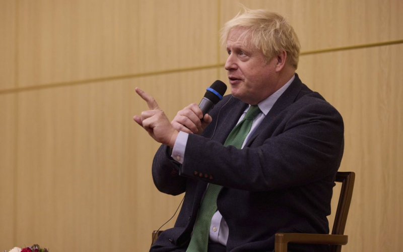 Boris Johnson kehrt zu seinem Beruf zurück: Was wird er tun? Großbritannien Boris Johnson wird Moderator des britischen Fernsehsenders GB News und positioniert sich als Plattform, die eine alternative Sicht auf die Ereignisse präsentiert.</p>
<p>Dies berichtet die BBC unter Berufung auf eine Aussage des britischen Premierministers.</p>
<p>Johnson behauptet: „Ich habe das Angebot, bei dem Fernsehsender zu arbeiten, mit Freude angenommen.“</p>
<p>„Ich werde über die enormen Möglichkeiten sprechen.“ die sich für das Vereinigte Königreich eröffnen, sowie die Schwierigkeiten. Und warum unsere besten Tage noch vor uns liegen“, versicherte er.</p>
<p>GB News ist dafür bekannt, oft rechte Politiker zu vertreten und unterscheidet sich von anderen traditionelle Medien.</p>
<p>Boris Johnson wird eine Dokumentarserie moderieren, die „die Stärke Großbritanniens auf der ganzen Welt demonstrieren“ wird, und wird sich auch an der Berichterstattung über die britischen Parlamentswahlen von 2024 beteiligen.</p>
<p>Johnson ist zurückgetreten als Mitglied des britischen Parlaments im Juni 2023.</p>
<p>Der ehemalige Premierminister war bereits in der Vergangenheit Journalist. 1987 schrieb er analytische Artikel für das Sprachrohr der Konservativen Partei, The Daily Telegraph, und in den späten 1980er Jahren war er Korrespondent der Publikation in Brüssel. Anfang der 1990er Jahre kehrte Boris Johnson nach London zurück und schrieb weiterhin analytische Artikel für Spectato, eine weitere Publikation mit „konservativer“ Ausrichtung.</p>
<p>Erinnern Sie sich daran, dass der ehemalige britische Premierminister Boris Johnson die NATO wegen ihrer mangelnden Entschlossenheit kritisierte In Bezug auf die Ukraine forderte er den Westen auf, das Land so schnell wie möglich in das Bündnis zu integrieren.</p>
<h4>Ähnliche Themen:</h4>
<p>Weitere Nachrichten</p>
<!-- relpost-thumb-wrapper --><div class=