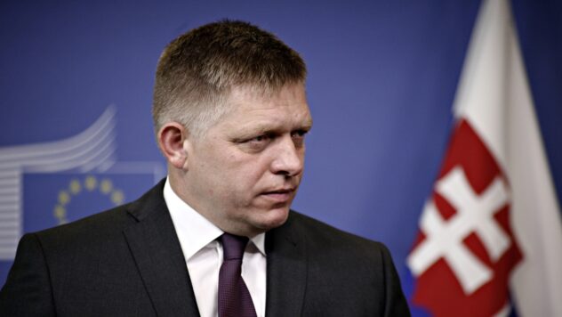 Ich werde alles für Verhandlungen zwischen der Russischen Föderation und der Ukraine tun: der Gewinner der Wahlen in Slowakei Fico“ /></p>
<p>Der ehemalige slowakische Ministerpräsident und Vorsitzende der prorussischen Smer-SD-Partei Robert Fico, der die vorgezogenen Parlamentswahlen gewonnen hat, wiederholte seine Absichtserklärung, die Hilfeleistung für die Ukraine einzustellen.< /p> </p>
<p>— Die Menschen in der Slowakei haben größere Probleme als die Ukraine, — betonte er.</p>
<p>Fico sagte auch, dass er alles tun werde, um sicherzustellen, dass die sogenannten Friedensverhandlungen zwischen Russland und der Ukraine beginnen.</p>
<p>Jetzt schaue </p>
<p>— Ukraine — Das ist für alle eine große Tragödie. Wenn Smer gebeten wird, eine Regierung zu bilden… „Ich werde alles tun, insbesondere innerhalb der Europäischen Union, damit die Friedensverhandlungen so schnell wie möglich beginnen“, sagte er. Er fügte hinzu.</p>
<p>Mit 22,9 % der Stimmen verfügt Smer nicht über genügend Sitze im Parlament, um allein zu regieren. Allerdings wird Fico eine Chance haben, erneut Premierminister zu werden, wenn die Koalitionsverhandlungen beginnen.</p>
<p>Unterdessen belegte die liberale Partei Progressive Slowakei, die sich verpflichtete, die Ukraine weiterhin zu unterstützen, mit 17,9 % der Stimmen den zweiten Platz, sagte er , die „alles tun wird, was möglich ist“, um zu verhindern, dass Fico eine Regierung bildet.</p>
</p></p>
<!-- relpost-thumb-wrapper --><div class=