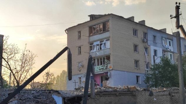 Ein 4 Monate altes Baby wurde aus dem Feuer gerettet: Berislav, Cherson und zwei weitere Siedlungen werden von der Russischen Föderation angegriffen Dies wurde von <b></b> Kherson OVA berichtet. </p>
<p>Infolge des Streiks wurden Garagen zerstört, Fenster in den Gebäuden der medizinischen Einrichtung und Wohngebäuden wurden durch die Druckwelle zerbrochen und auch kritische Infrastruktur wurde beschädigt.</p>
<p>Jetzt schauen wir zu < p><strong>Tyaginka stand ebenfalls unter feindlichem Beschuss </strong>. Dort erlitt ein 1980 geborener Mann, der sich im Hof des Hauses aufhielt, tödliche Wunden.</p>
<p>Die Eindringlinge griffen auch <strong>Veseloe</strong> an. Eine 63-jährige Frau wurde mit Gliedmaßenverletzungen und Prellungen ins Krankenhaus eingeliefert.</p>
<p>Auf dem Foto — Berislav nach feindlichen Angriffen.</p>
<p><img decoding=