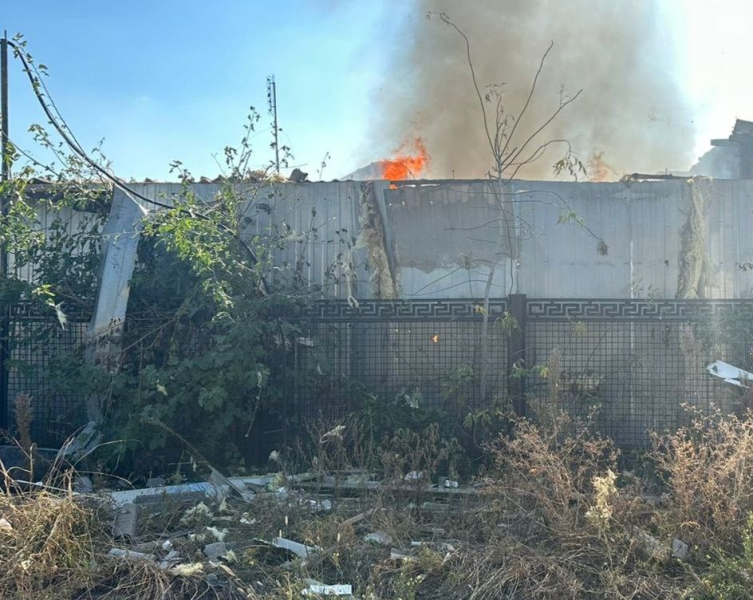 Brand in einem Hotel und Zerstörung von 7 Privathäusern: Die Russische Föderation beschoss die Region Dnepropetrowsk erneut