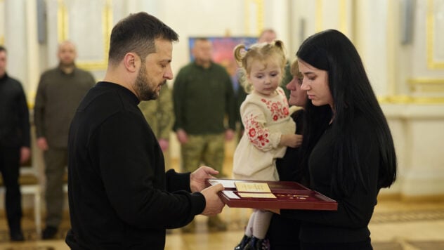 Einundzwanzig Helden der Ukraine. Posthum: Selenskyj überreichte den Familien gefallener Soldaten Auszeichnungen