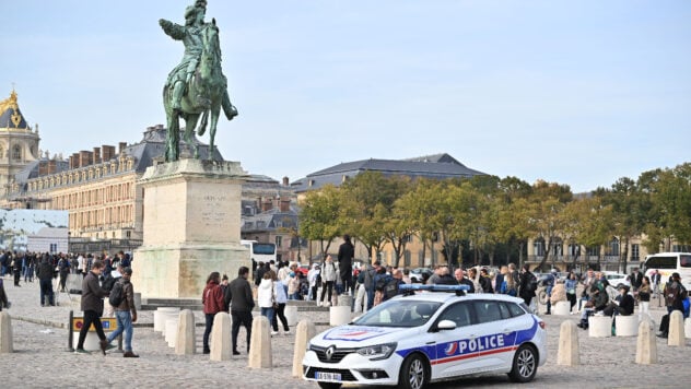 In Frankreich wurde das Schloss Versailles aufgrund von &ldquo zum siebten Mal in acht Tagen evakuiert „Bergbau“ /></p>
<p>Am Sonntag, dem 22. Oktober, wurde in Frankreich gegen 12:10 Uhr die siebte Evakuierung innerhalb von acht Tagen aus dem Schloss Versailles aufgrund einer Explosionsgefahr angekündigt.</p>
<p> Dies geht aus einer Nachricht des Schlosses auf Twitter hervor.</p>
<blockquote>
<p>– Aus Sicherheitsgründen evakuiert das Schloss Versailles Besucher und wird wieder geöffnet, sobald die Kontrollen abgeschlossen sind. Vielen Dank für Ihr Verständnis“, heißt es in der Nachricht.</p>
</blockquote>
<p>Wir möchten Sie daran erinnern, dass gestern auch Besucher und Personal aus der Burg evakuiert wurden, nachdem Meldungen über eine Mine im Gebäude gemeldet wurden. Nach einer zweistündigen Kontrolle durch Hundeführer und Hunde wurde kein Sprengstoff gefunden.< /p>Jetzt beobachten </p>
<p>Nach dem Terroranschlag in der Stadt Arras am 13. Oktober herrscht in Frankreich höchste Alarmbereitschaft. Dann erstach ein 20-jähriger in Russland geborener Tschetschene einen Gymnasiallehrer und verletzte drei weitere schwer.</p>
<p>Die französische Regierung entsandte nach dem Angriff rund 7.000 Soldaten, um die Sicherheit im ganzen Land zu erhöhen.< /p> </p ></p></p>
<!-- relpost-thumb-wrapper --><div class=