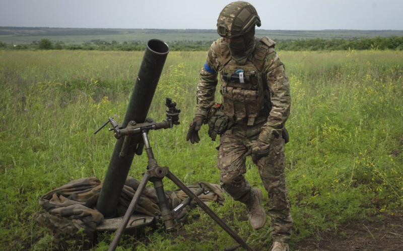 EU bleibt hinter Plänen zurück, die Ukraine mit Munition zu beliefern – Bloomberg“ /></p>
<p><strong>Kiew wurde versprochen, bis März 1 Million Artilleriegeschosse zu liefern.</strong></p>
<p><strong> Europäische Union< /strong>ist mit seinen Plänen, die Ukraine bis März mit einer Million Artilleriegeschossen zu versorgen, im Rückstand. Dies verschafft den russischen Streitkräften möglicherweise einen Vorteil bei der Munitionsversorgung.</p>
<p>Dies berichtet Bloomberg unter Berufung auf mit der Angelegenheit vertraute Quellen.</p>
<p>Es sei darauf hingewiesen, dass die EU dies zuvor versprochen hat Lieferung von Artilleriemunition an die Ukraine innerhalb von 12 Monaten. Die Übertragung sollte zunächst aus vorhandenen Reserven erfolgen, dann durch Verträge zur gemeinsamen Beschaffung und Erweiterung der Industriekapazitäten.</p>
<p>Allerdings ist bereits mehr als die Hälfte dieser Zeit vergangen, der Plan ist jedoch erst zu 30 % abgeschlossen. In der Publikation heißt es, dass die EU angesichts des Umfangs der bisher unterzeichneten Verträge Gefahr läuft, ihr Ziel nicht zu erreichen. Quellen weisen außerdem darauf hin, dass mehrere EU-Mitgliedstaaten privat die Außenpolitikabteilung des Blocks um eine Verlängerung dieser Frist gebeten haben.</p>
<p>Die Vereinigten Staaten, mit dem Ziel, ihre eigene Produktion bis 2024 auf etwa 1 Million Granaten pro Jahr zu steigern, aufgerufen Die EU wird ihre Anstrengungen verstärken.</p>
<p>„Da die Gegenoffensive der Ukraine nur begrenzte Fortschritte macht und sich die Verbündeten auf einen langen Krieg vorbereiten, sind die von der EU versprochenen Munitionslieferungen von entscheidender Bedeutung, um der Ukraine zu helfen, mit der russischen Produktion Schritt zu halten. Schätzungen zufolge werden russische Fabriken im nächsten Jahr 2 Millionen Schuss Munition liefern Moskau erhielt auch Lieferungen aus Nordkorea und sucht weiterhin nach Granaten aus der Sowjetzeit“, heißt es in dem Material.</p>
<p>Es wird darauf hingewiesen, dass der Konflikt zwischen Israel und der Hamas zusätzliche Risiken für die Waffenlieferungen an die Ukraine mit sich bringt. </p>
<p >„Obwohl die allgemeinen Anforderungen Israels und der Ukraine an Munition nicht sehr konsistent sind, macht selbst die Ableitung einer kleinen Anzahl von 155-mm-Artilleriegeschossen aus Kiew, falls Israel sie benötigt, einen Unterschied in der Menge.“ ist so begrenzt“, heißt es in der Veröffentlichung.</p>
<p> < p>Erinnern Sie sich daran, dass Politico berichtet hat, dass <strong>EU-Abgeordnete vorschlagen, militärische Ausrüstung in die Ukraine zu transferieren.</strong> Laut der Veröffentlichung wollen die europäischen Abgeordneten einen praktischen Nutzen finden für 146 gepanzerte Fahrzeuge, die im Jahr 2022 beschlagnahmt wurden.</p>
<p>  </p>
<h4>Verwandte Themen:</h4>
<p>Weitere Nachrichten</p>
<!-- relpost-thumb-wrapper --><div class=