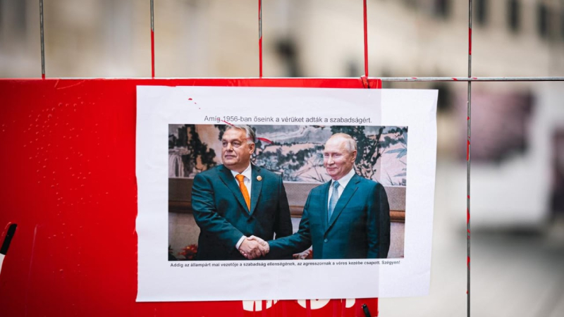 In Budapest wurde Orbans Büro nach seinem Treffen mit Putin mit roter Farbe übergossen