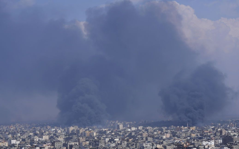 Israel Ein Krieg an fünf Fronten könnte drohen – Analysten (Karte)“ /></p>
<p><strong>Analysten zufolge steht Israel am Anfang eines sehr langen Konflikts.</strong></p>
<p>< p>Israel droht ein Krieg an fünf Fronten mit Hamas, Libanon, Syrien, Iran und Palästinensern aus dem Westjordanland.</p>
<p>Das berichten Experten des Nahostzentrums Le Beck, berichtet BILD.</p>
<p>„Wir haben es mit einem sehr langen Konflikt zu tun, der viele Ansatzpunkte für eine weitere Eskalation bietet“, sagen Experten.</p>
<p>Iran und seine Verbündeten hätten die Palästinenserfrage zu einer Säule ihrer Ideologie gemacht und könnten daher nicht einfach tatenlos zusehen, heißt es in dem Artikel. Über Angriffe aus dem Libanon wurde berichtet, und Angriffe aus Syrien oder sogar aus dem Irak und dem Jemen sollten nicht außer Acht gelassen werden, fügten Experten hinzu.</p>
<p>Zusätzlich zu Angriffen der Hamas aus Gaza und der Hisbollah aus dem Libanon <strong>Iran</strong> selbst könnte aktiv eingreifen und so eine <strong>dritte Front</strong> eröffnen.</strong></p>
<p>“Israel (ob es es glaubt oder nicht) verzichtet in diesem Wissen darauf, Iran die Schuld zu geben Dies wird ihn noch weiter in die Enge treiben und zu einem Krieg mit mehreren Seiten führen“, sagen Experten.</p>
<p><strong>Die vierte und fünfte Front könnten sich öffnen<strong>Palästinensische Gruppen im Westjordanland und <strong>iranische Milizen in Syrien.</strong></p>
<p>Der Iran hat unterdessen bereits einen „Test“ für einen möglichen Mehrfrontenkrieg durchgeführt und durchgeführt Analysten sagen, dass es mehrere Angriffe auf Israel in verschiedene Richtungen gegeben habe.</p>
<p>„Dazu gehören die Drohneninfiltration aus Syrien, einer der größten Raketenangriffe aus dem Libanon (wahrscheinlich von der Hamas, mit Zustimmung der Hisbollah) und ein versuchter Angriff.“ Angriff aus Südsyrien“, heißt es in der Nachricht.</p>
<p><img decoding=