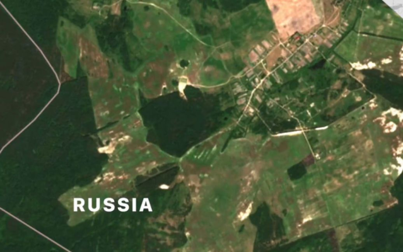 Worauf bereiten sie sich vor: Die Russen bauen Befestigungen auf ihrem Territorium (Satellitenfotos)