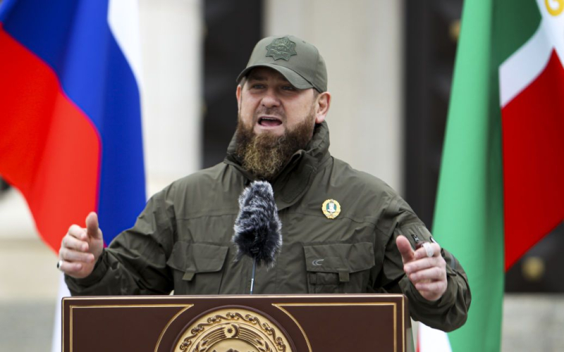 Kadyrov drohte, Tschetschenen wegen Kundgebungen gegen Juden zu erschießen“ /></p>
<p><strong>Ramsan Kadyrow drohte Bürgern Tschetscheniens.</strong></p>
<p>Chef von Tschetschenien Ramsan<strong>Kadyrow </strong>verbot Tschetschenen die Teilnahme an „unerlaubten Unruhen“ und drohte mit Mord. Seine Aussage betrifft antijüdische Kundgebungen, die insbesondere in Dagestan stattfanden.</p>
<p>Kadyrows Aussage wurde von den Propagandamedien der Russischen Föderation verbreitet.</p>
<p>„Wenn wir überhaupt eine haben Eine Person, die an nicht genehmigten Unruhen teilnimmt, nehmen Sie fest und stecken Sie sie ins Gefängnis. Geben Sie drei Warnschüsse in die Luft ab und schießen Sie anschließend, wenn die Person sich nicht an die Anforderungen des Gesetzes hält, den vierten Schuss in die Stirn. Das wird nicht funktionieren „Das ist mein Befehl“, sagte der Chef von Tschetschenien.</p>
<p>Der Befehl wurde als Ansprache von Vertretern des Innenministeriums und der Nationalgarde bei einem Treffen in der Regierung der Republik gegen die Regierung erlassen Hintergrund antisemitischer Proteste im benachbarten Dagestan.</p>
<p>Am Tag zuvor verurteilte Kadyrow die Unruhen am Flughafen Machatschkala aufgrund der Ankunft eines Flugzeugs aus Israel und forderte die Demonstranten auf, in den Krieg gegen die Ukraine zu ziehen .</p>
<p>Erinnern Sie sich daran, dass <strong>das Weiße Haus sich zu Putins seltsamer Reaktion auf die Ereignisse in Machatschkala geäußert hat</strong>.</p>
<h4>Ähnliche Themen:</h4>
<p>Weitere Nachrichten</p>
<!-- relpost-thumb-wrapper --><div class=