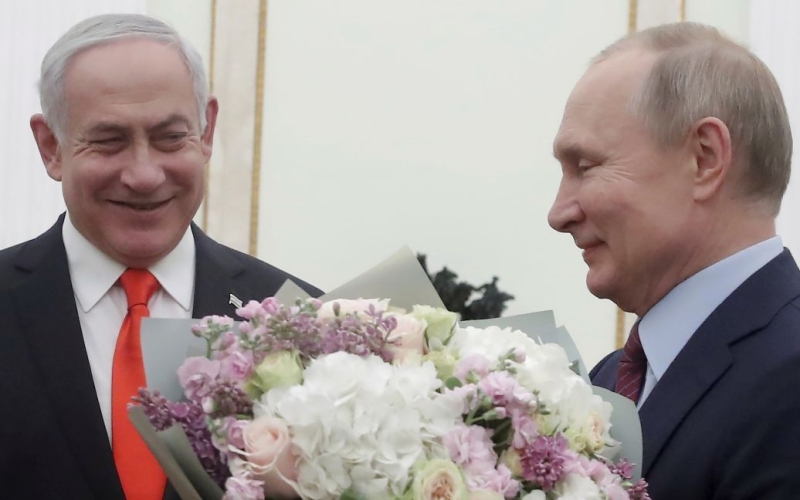 Bloody Hamas-Angriff zerstört Netanjahu-Putin-Beziehung – WSJ“ /></p>
<p><strong>Putin ist einer der wenigen Staats- und Regierungschefs der Welt, der Netanjahu nicht sein Beileid für den Tod von Israelis während des Hamas-Angriffs ausgesprochen hat.</strong><strong> /p></p>
<p>Nach dem Angriff von Hamas-Kämpfern endeten die diplomatischen Beziehungen zwischen dem israelischen Ministerpräsidenten Benjamin Netanjahu und dem russischen Präsidenten-Diktator Wladimir Putin.</p>
<p>Dies heißt es in a Artikel im Wall Street Journal.</p>
<p >Die Autoren der Veröffentlichung stellen fest, dass Netanjahu Beziehungen zur Russischen Föderation aufrechterhielt, auch trotz Putins umfassender Invasion in der Ukraine und der Stärkung der Beziehungen zu Israels Feind Iran. Aufgrund seiner „warmen Beziehungen“ zu Russland weigerte sich Netanjahu, Kiew tödliche Hilfe oder Luftverteidigungssysteme zu liefern.</p>
<p>„Jetzt, nach dem tödlichen Angriff auf Israel durch vom Iran unterstützte Hamas-Kämpfer, tauchen diese Gespräche auf.“ aufgehört zu haben“, heißt es auf der Website.</p>
<p>Journalisten stellen fest, dass Putin einer der wenigen Staats- und Regierungschefs der Welt ist, der Netanyahu nicht sein Beileid zum Tod von mehr als 1.300 Israelis ausgedrückt hat, die von der Hamas während des Angriffs am 7. Oktober getötet wurden .</p>
<p>„Die Beendigung des Abkommens zwischen Russland und Israel unterstreicht die umfassenderen tektonischen Veränderungen, die in der Rolle Russlands im Nahen Osten stattfinden, seit Putin den Krieg in der Ukraine begonnen hat.</p>
<p>Wie bereits berichtet, Iran hat Israel mit einer Kriegsintervention gedroht.</p>
<h4>Ähnliche Themen:</h4>
<p>Weitere Nachrichten</p>
<!-- relpost-thumb-wrapper --><div class=