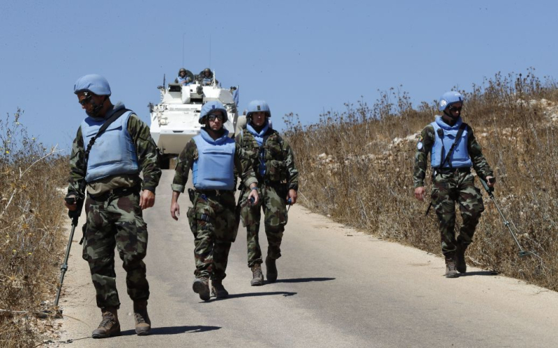 Verstärkung der UN-Friedenstruppen Kontrolle an der israelisch-libanesischen Grenze“ /></p>
<p><strong>Das Kommando der UN-Streitkräfte steht in ständigem Kontakt mit dem libanesischen und israelischen Militär.</strong></p>
<p>Das Kommando Die Zahl der Friedenstruppen <strong>UN</strong> hat beschlossen, die Patrouillen an der Grenze zwischen Libanon und Israel zu verstärken.</p>
<p>Dies wurde vom offiziellen Vertreter der UN-Übergangstruppe im Libanon, Andrea Tenenti, angekündigt, berichtet < strong>Sky News</strong>.</p>
<p> < p>„Angesichts der Bedrohung durch Raketenangriffe haben Friedenstruppen ihre Patrouillen im gesamten Verantwortungsbereich verstärkt“, bemerkte Tenenti.</p>
<p> Er wies darauf hin, dass das Kommando der Streitkräfte seit Beginn der gestrigen Ereignisse in Gaza in ständigem Kontakt mit dem libanesischen und israelischen Militär stehe, um eine wirksame Koordinierung sicherzustellen und „Missverständnisse“ zu vermeiden.</p>
<p>„Unser Hauptziel ist es „Aufrechterhaltung der Stabilität entlang der gesamten Grenzlinie im Südlibanon und Vermeidung einer Eskalation, die schwerwiegende Folgen für die Zivilbevölkerung haben könnte“, betonte er.</p>
<p>Wir erinnern uns daran, dass zuvor berichtet wurde, dass US-Präsident Joe Biden einen Kommentar abgegeben habe <strong>zum Angriff der palästinensischen Gruppe Hamas auf israelisches Territorium aus dem Gazastreifen</strong>.</p>
<p>Darüber hinaus haben wir zuvor berichtet, dass <strong>Israel die Bewohner des Gazastreifens aufforderte, die Region sofort zu verlassen< /strong>.</p>
<h4>Verwandte Themen:</h4>
<p>Weitere Neuigkeiten</p>
<!-- relpost-thumb-wrapper --><div class=