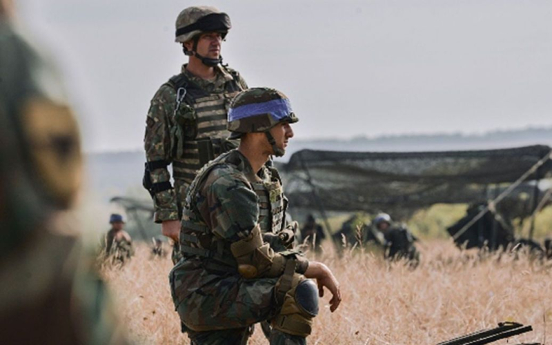 Im Norden /></p>
<p><strong>Während gemeinsamer Übungen werden das US-amerikanische und das moldauische Militär mit Fallschirmen springen und mit Kleinwaffen schießen.</strong></p>
<p>Auf dem Territorium wird Moldawien nächste Woche gemeinsam mit den Vereinigten Staaten Militärübungen abhalten.</p>
<p>Dies wurde vom Pressedienst des Verteidigungsministeriums der Republik Moldau gemeldet.</p>
<p>Die Die Übung „Aurochs Partner-2023“ findet vom 25. bis 31. Oktober im Norden Moldawiens statt. Die Manöver finden in Ausbildungszentren an den Stützpunkten des Fliegerregiments Decebal in der Stadt Merculesti und der motorisierten Schützenbrigade Moldawiens in Balti statt.</p>
<p>Während der Übungen werden das US-amerikanische und das moldauische Militär mit Fallschirmen springen und mit Kleinwaffen schießen.< /p></p>
<p>Dies ist das zweite Mal in kurzer Zeit, dass gemeinsame moldauisch-amerikanische Militärübungen stattgefunden haben.</p>
<p>Vom 10. bis 22. September fanden die multinationalen gemeinsamen Militärübungen statt Scutul de Foc/Rapid Trident-2023 fand in Moldawien statt. Daran nahmen etwa 500 moldauische, rumänische und amerikanische Militärangehörige teil. Während der Übungen wurden Infanterie- und Artillerieschüsse geübt.</p>
<p>Darüber hinaus wurden vom 25. September bis 13. Oktober Reservisten auf dem Übungsgelände der Nationalarmee Moldawiens ausgebildet.</p>
<p>Darüber hinaus wurden wir daran erinnert Die Vereinigten Staaten und Moldawien haben ein Abkommen über den Freiraum geschlossen. Das entsprechende Dokument wurde von Vertretern der Regierungen beider Länder unterzeichnet.</p>
<h4>Verwandte Themen:</h4>
<p>Weitere Nachrichten</p>
<!-- relpost-thumb-wrapper --><div class=