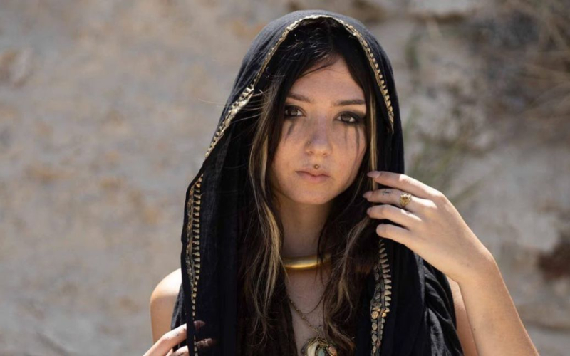 Shanis Leiche gefunden Verbeugung – eines von der Hamas entführten deutschen Touristen“ /></p>
<p><strong>Das Video, in dem Militante Shani verspotten, verbreitete sich auf der ganzen Welt.</strong></p>
<p>Der Tod von 22 Die -jährige Shani wurde in Israel gemeldet. Luk ist eine israelische Frau deutscher Herkunft, die am 7. Oktober von Hamas-Kämpfern entführt und in den Gazastreifen verschleppt wurde.</p>
<p>Dies berichtet der Independent unter Berufung auf a Erklärung der Angehörigen der Verstorbenen.</p>
<p>Bisher ging man davon aus, dass sie von palästinensischen Terroristen entführt wurde. Shani lebt, befindet sich aber in einem kritischen Zustand. Die Frau wurde von ihrer Mutter an ihren markanten Tätowierungen und Dreadlocks erkannt, als ein Video auftauchte, das einen teilweise nackten Körper in einem Pickup zeigte, der von Hamas-Kämpfern durch israelische Straßen gefahren wurde.</p>
<p>Allerdings haben Mitglieder der Familie Luk nun bekannt gegeben, dass sie einen tragischen Brief von Zaks israelischem Rettungsdienst erhalten haben. In dem Brief hieß es, dass an Shanis Schädelbasis ein Knochen gefunden und identifiziert worden sei, ohne den ein Mensch nicht überleben könne.</strong></p>
<p>„Leider erhielten wir gestern die Nachricht, dass meine Tochter Nr länger am Leben“, sagte die Mutter der verstorbenen Rikarda.</p>
<p>Schwester Adi bestätigte auch Shanis Tod in ihrer Instagram-Nachricht:</p>
<p>„Mit großer Trauer verkünden wir den Tod meiner Schwester Shani Nicole Z.L. [möge ihr Andenken gesegnet sein], die am 7. Oktober 2023 während des Massakers von Reims auf einer Party war.“</p>
<p>Offizielle Bestätigung Der Todesfall Shani vom deutschen Außenministerium war noch nicht da. Die Leiche der Frau wurde noch nicht aus Gaza zurückgebracht.</p>
<p><img decoding=