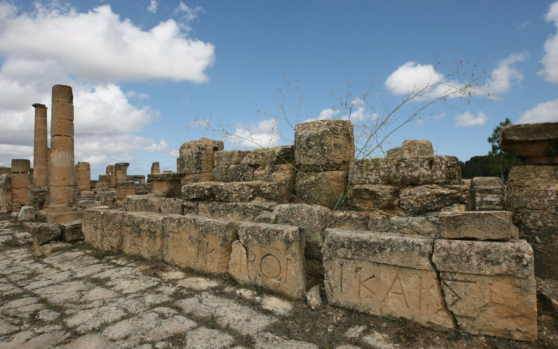 Überschwemmungen in Libyen entdeckte eine lange verlorene antike Stadt“ /></p>
<p><strong>Wissenschaftler sind schockiert über die Ergebnisse.</strong></p>
<p>Ein verheerender Sturm namens „Sturm Daniel“ brachte heftigen Regen und verursachte den Durchbruch zweier Dämme in der Nähe der Stadt Derna, der zum katastrophalen Tod von fast 11.000 Menschen führte. Schlechtes Wetter brachte jedoch neue interessante Funde zutage.</p>
<p>Der Daily Star schreibt darüber.</p>
<p>Die Rede ist von der Stadt Kyrene, die 631 v. Chr. gegründet wurde. e. Griechische Siedler von der Insel Thera. Sie erreichte ihren Höhepunkt im 4. Jahrhundert v. Chr. Chr. und fiel anschließend unter die Herrschaft Roms, woraufhin es durch ein verheerendes Erdbeben zerstört wurde. Jahrhundertelang vergessen, wurde Kyrene im 18. Jahrhundert wiederentdeckt und zum UNESCO-Weltkulturerbe erklärt. Zu seinen Attraktionen zählen Bäder, Tempel, Denkmäler zu Ehren der griechischen Götter und ein Amphitheater.</p>
<p>Viele seiner Gebäude sind jedoch immer noch unter der Erde verborgen. Als Behörden und Archäologen den Schaden beurteilten und versuchten, die Überreste zu erhalten, stießen sie auf diese seit langem verschütteten Gebäude.</p>
<p>Einer der herausragenden Funde war eine Reihe von Platten, von denen man annahm, dass sie Teil eines römischen Abwassersystems waren. Darüber hinaus haben Archäologen neue Mauern des Demeter-Heiligtums, einem Tempel in der Region, entdeckt.</p>
<h3><strong>Was über die Überschwemmungen in Libyen bekannt ist</strong></h3>
<p>On Am Sonntag, dem 10. September, fegte der Sturm Daniel über das Mittelmeer, überschwemmte Straßen und zerstörte Gebäude in Derna. Viele Wohngebäude, Krankenhäuser und Infrastruktur wurden überflutet.</p>
<p>In Derna wurden ganze Stadtteile weggespült. Mehr als 700 nicht identifizierte Leichen wurden vom Friedhof eingesammelt, und die örtlichen Behörden sagen, dass Tausende vermisst werden. Viele Menschen wurden ins Mittelmeer gespült. Ganze Familien starben. Viele wurden in großen Massengräbern begraben.</p>
<h4>Verwandte Themen:</h4>
<p>Weitere Nachrichten</p>
<!-- relpost-thumb-wrapper --><div class=