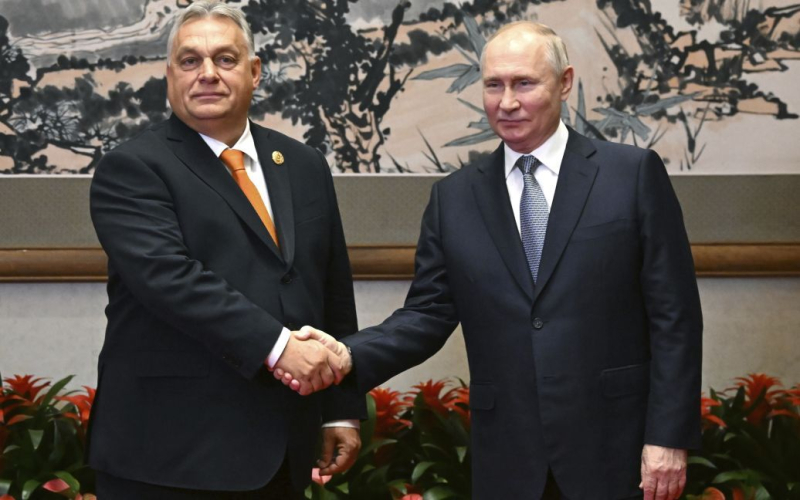 Orban rief zum Krieg auf Russische Föderation gegen die Ukraine mit einer „Militäroperation“ /></p>
<p><strong>Der skandalöse ungarische Premierminister wiederholte noch einmal die Narrative des Kremls, um seinem „Freund“ zu gefallen. Putin.</strong></p>
<p>Der skandalöse ungarische Ministerpräsident Viktor Orban bezeichnete den russischen Krieg gegen die Ukraine bei einem Treffen mit dem russischen Diktator Wladimir Putin als „Militäroperation“.</p>
<p> Die russische Propagandapublikation verbreitete ein Video des Gesprächs mit Simultanübersetzung. In den Aufnahmen ist zu hören, wie Orban leise den Satz „katona mûveletek“ (Militäroperation) sagt.</p>
<p>Oppositionsabgeordneter des ungarischen Parlaments Márton Tompos reagierte auf die Erklärung des ungarischen Ministerpräsidenten.</p>
<p >„Nein, Victor. Was in der Ukraine passiert – das ist keine „spezielle Militäroperation“, das ist ein Krieg. Ein Krieg, in dem auf Befehl Putins Transkarpaten-Ungarn getötet werden … Schade!“ – schrieb Tompos.</p>
<p>Erinnern Sie sich daran, dass der ungarische Ministerpräsident Viktor Orban und der russische Diktator Wladimir Putin am 17. Oktober in Peking ein außerplanmäßiges Treffen abhielten. Dies ist das erste Mal seit mehr als einem Jahr, dass Putin den Führer eines EU-Landes trifft.</p>
<p>Viktor Orban ist für seine pro-russischen Gefühle bekannt. Er wird oft als „ein Freund Putins“ bezeichnet.</p>
<p>Zuvor beklagte sich Orban über die „Unterdrückung“ der ungarischen Minderheit und stellte Bedingungen für die Ukraine: Ungarn werde die Ukraine in der EU und der NATO nicht unterstützen, bis Kiew wiederhergestellt sei die „Rechte“ ethnischer Ungarn. Außerdem schlug er unter Umgehung der Ukraine den Abschluss eines Abkommens mit Putin vor – ohne die Rückkehr der Krim und die NATO-Mitgliedschaft.</p>
<p><u><strong>Lesen Sie auch:</strong></u></p>
<h4>Verwandte Themen:</h4>
<p>Weitere Neuigkeiten</p>
<!-- relpost-thumb-wrapper --><div class=