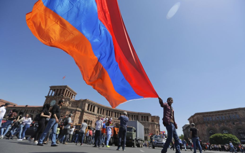 Das Parlament von Armenien ratifiziert Die Römische Charta ist verpflichtet, Putin zu verhaften“ /></p>
<p><strong>Jetzt muss Armenien Putin verhaften, sobald er das Territorium dieses Landes betritt.</strong></p>
<p> Am Dienstag, dem 3. Oktober, ratifizierte das armenische Parlament das Römische Statut und verpflichtete damit zur Umsetzung der Entscheidung des Internationalen Strafgerichtshofs, den russischen Diktator Wladimir Putin zu verhaften.</p>
<p>Trend.az berichtet darüber.</p>
<p>< p>Es wird darauf hingewiesen, dass während der Parlamentssitzung die Oppositionsfraktionen „Armenien“ und „Honor of May“ die Diskussion über die Charta von Rom boykottierten und den Saal verließen, was sie jedoch nicht daran hinderte, die für eine Verabschiedung erforderliche Stimmenzahl zu erhalten das Gesetz.</p>
<p>News Armenia fügt hinzu, dass 60 Abgeordnete für die Entscheidung gestimmt haben, 22 dagegen. Um das Projekt zu genehmigen, waren <strong>54 Stimmen erforderlich.</strong></p>
<p>Armenien unterzeichnete bereits 1999 das Römische Statut, ratifizierte es jedoch nicht. Und erst am 1. September 2023 schickte die Regierung des Landes einen Entwurf zur Ratifizierung des Römischen Statuts des Internationalen Strafgerichtshofs an das Parlament.</p>
<p>Zuvor wurde berichtet, dass eine Reihe öffentlicher und politischer Kräfte den Armenier aufriefen Behörden zum Austritt aus der CSTO und zur Einreichung eines Antrags bei der EU.</p>
<h4>Verwandte Themen:</h4>
<p>Weitere Nachrichten</p>
<!-- relpost-thumb-wrapper --><div class=