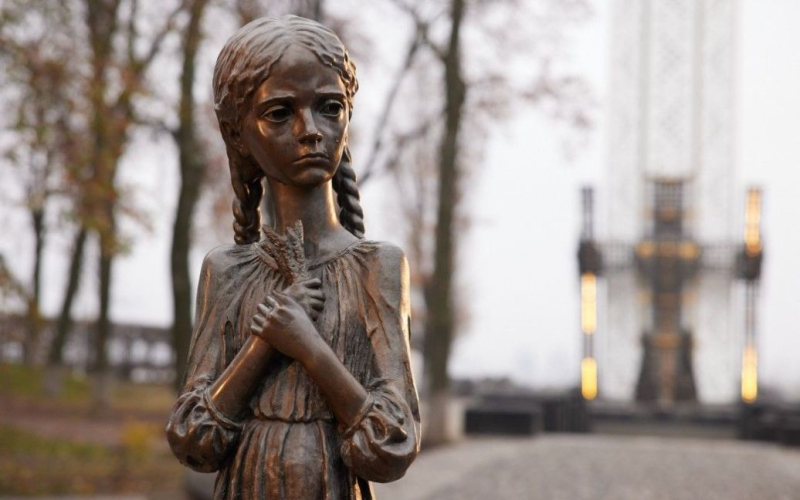 PACE erkannte den Holodomor als Völkermord an das ukrainische Volk“ /></p>
<p><strong>PACE verabschiedete eine Resolution, in der der Holodomor als ein Akt des Völkermords bezeichnet wird, der auf die Zerstörung des ukrainischen Volkes abzielt.</strong></p>
<p>Die Parlamentarische Versammlung der Der Europarat hat den Holodomor des Völkermords am ukrainischen Volk in den Jahren 1932–1933 anerkannt.</p>
<p>Der ukrainische Präsident Wladimir Selenskyj gab dies bekannt.</p>
<p>Er dankte der PACE und bezeichnete diese Entscheidung als Wiederherstellung der historischen Gerechtigkeit. </p>
<p>„Ich bin PACE für die Anerkennung dankbar. Der Holodomor von 1932-1933 war ein Völkermord am ukrainischen Volk. Die Wiederherstellung der historischen Gerechtigkeit und der Erinnerung an die Opfer des Holodomor sendet ein klares Signal: gerechte Bestrafung für.“ „Alle vergangenen und gegenwärtigen Verbrechen Moskaus sind unvermeidlich“, bemerkte das Staatsoberhaupt.</p>
<p>Im Gegenzug wies der ukrainische Außenminister Dmitri Kuleba darauf hin, dass PACE auch alle Mitgliedsländer des Europarats und anderer Parlamente dazu aufrief, den Holodomor als Völkermord am ukrainischen Volk anzuerkennen.</p>
<p>„Ich danke PACE für die Anerkennung.“ Der stalinistische Holodomor von 1932-1933 wurde als Akt des Völkermords am ukrainischen Volk angesehen. Es ist auch wichtig, dass die PACE alle Länder des Europarats und anderer Parlamente dazu aufrief, diesem Beispiel zu folgen. Dies ist ein moralisch, historisch und politisch korrekter Akt. ” Sagte Kuleba.</p>
<h2><strong>Was ist über die PACE-Resolution zur Ukraine bekannt</strong></h2>
<p>PACE hat eine Resolution mit dem Titel „Gewährleistung eines gerechten Friedens in der Ukraine und dauerhafte Sicherheit in Europa“ angenommen (73 Ja-Stimmen, 1 Nein-Stimme).</p >
<p><img decoding=