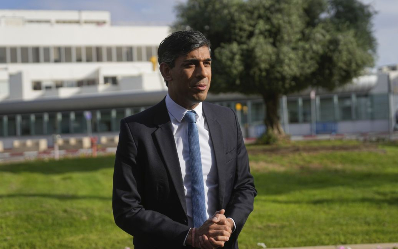 Der britische Premierminister Rishi Sunak ist in Israel angekommen.“ /></p>
<p><strong>Der Politiker wird auch andere Länder der Region besuchen.</strong></p>
<p>Am Donnerstag, den 19. Oktober, traf der britische Premierminister Rishi Sunak in <strong> ein Israel</strong>. Sein Besuch wurde am späten Abend zuvor angekündigt.</p>
<p>Die BBC berichtete darüber.</p>
<p>Der Besuch wird zwei Tage dauern. Sunak wird sich voraussichtlich mit dem israelischen Ministerpräsidenten Benjamin Netanjahu und dem Präsidenten des Landes, Isaac Herzog, treffen.</p>
<p>Sunak wird auch andere Länder in der Region besuchen.</p>
<p><img class=