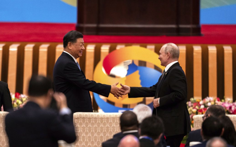 Projekt „Neuer Putin“: Welche Fehler machte das Double des russischen Präsidenten in China“ /></p>
<p><strong>Ein Mann, der dem russischen Präsidenten ähnelte, begrüßte den chinesischen Führer Xi Jinping mit einem Händedruck mit der rechten Hand Hand, die der echte Putin nahezu inkompetent ist.</strong></p>
<p>Der militärpolitische Experte und Analyst Oleg Schdanow glaubt, dass der Kreml beschlossen hat, einen neuen Doppelgänger des russischen Präsidenten Wladimir Putin auszuprobieren und ihn nach China zu schicken zur Besichtigung.</p>
<p> < p>Darüber sprach er in seiner Rezension auf dem YouTube-Kanal.</p>
<p>„Putin ist krank und befindet sich größtenteils in einer seiner Wohnungen, wo er sich den verfügbaren Informationen zufolge in intensiver Behandlung befindet. Einigen Quellen zufolge weichen die Ärzte nicht von seiner Seite … Sie wurden schon früher gerufen, aber jetzt sind sie es.“ „Wir haben fast Dienst im Nebenzimmer mit diesem Putin, der mit der rechten Hand nicht gestikulieren konnte, hinkte, hustete, nicht sprechen konnte und im Prinzip nicht ganz rosig aussah“, bemerkte Schdanow.</p>
<p> Gleichzeitig machte der Experte auf das seltsame Verhalten eines Mannes aufmerksam, der seiner Meinung nach bei einem China-Besuch die Rolle Putins spielte.</p>
<p>„Bei einer Pressekonferenz wedelte er mit den Händen, am Flughafen begrüßte er chinesische Vertreter und russische Diplomaten mit der linken Hand und begrüßte dann Xi Jinping mit der rechten … Obwohl wir wissen, dass Putins rechte Hand praktisch handlungsunfähig war, er „Gestikulierte sehr wenig damit.“ , zählte er die offensichtlichen Fehler seines Doubles auf.</p>
<p>Außerdem habe der „neue Putin“ laut Schdanow seine Sprechweise verändert, er erlaube sich unhöfliche Worte, reagiere reagierte emotional auf Fragen und verhielt sich zu munter, „als ob es an einer Stelle einen halben Meter lang genäht wäre.“</p>
<p>„So wie ich es verstehe, waren das Shows, denen Xi zustimmen musste.“ Das neue Putin-Projekt – so wird es höchstwahrscheinlich heißen… Aber niemand fragt mehr nach dem echten Putin. Das Kollektiv Putin hat dort das Sagen, der Kreml-Clan um Putin hat bereits das Sagen“, schloss der Experte.</p>
<p>Erinnern Sie sich daran, dass der Kreml-Besitzer bei seinem China-Besuch sichtlich besorgt war, als er den Kreml-Besitzer begrüßte Chinesischer Führer und posierte für ein gemeinsames Foto. </p>
<h4>Ähnliche Themen:</h4>
<p>Weitere Nachrichten</p>
<!-- relpost-thumb-wrapper --><div class=