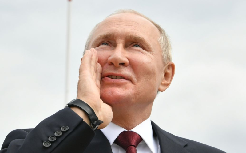 Putin es scheint, dass die Russische Föderation „viele Freunde in Europa hat“ /></p>
<p><strong>Wie Putin erklärte, ist es nur so, dass Russlands europäische Freunde „sich ruhiger verhalten als ihre Gegner.“</strong></p>
<p>Der russische Präsident und Diktator Wladimir Putin, dessen Die russische Regierung, die eine gegen den Westen gerichtete Politik verfolgte, verkündete plötzlich, dass die Russische Föderation „viele Freunde in Europa hat“.</p>
<p>Dies sagte der Besitzer des Kremls während des Treffens zur „Internationalen Finanzsicherheitsolympiade“ am Mittwoch, dem 4. Oktober, auf Russisch Propagandisten berichten.< /p></p>
<p>Warum Russlands europäische Freunde auf dem politischen Theater nicht sichtbar sind, erklärte der Kremlchef, dass „sie sich einfach leiser verhalten als ihre Gegner.“</p>
<p>„Russland schon.“ „Es gibt viele Freunde in Europa. Anhänger traditioneller Werte im Westen gibt es viele, sie verhalten sich nur ruhiger als ihre Gegner und vertreten ihre Position nicht“, sagte er.</p>
<p>Wie zuvor Berichten zufolge wird Putin zum ersten Mal seit Inkrafttreten des ISS-Haftbefehls gegen ihn ins Ausland gehen. </p>
<h4>Ähnliche Themen:</h4>
<p>Weitere Nachrichten</p>
<!-- relpost-thumb-wrapper --><div class=