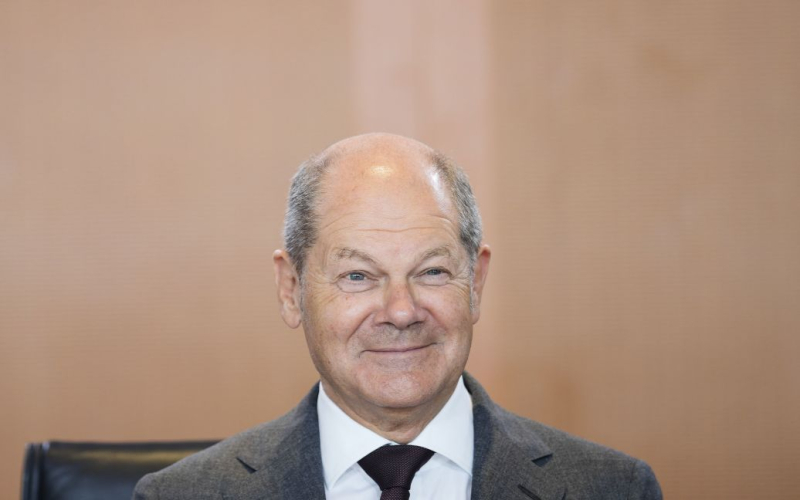 Scholz verirrte sich auf dem roten Teppich und brachte Journalisten zum Lachen - Video“ /></p>
<p><strong>Olaf Scholz hatte ein wenig Mühe mit dem roten Teppich vor dem albanischen Parlament.</strong></p>
<p>Bundeskanzler Olaf <strong>Scholz</strong> verirrte sich auf dem roten Teppich vor dem albanischen Parlament.</p>
<p>Ein Video von der Blamage des Bundeskanzlers wurde im Internet verbreitet.</p >
<p>Am Montag, 16. Oktober, besuchte Olaf Scholz die Hauptstadt Albaniens – Tirana, wo er am Westbalkan-Gipfel teilnahm. Auf der Treppe des Parlamentsgebäudes wurde die Kanzlerin vom albanischen Ministerpräsidenten Edi Rama persönlich empfangen.</p>
<p>Als Olaf Scholz jedoch aus dem Auto stieg, bemerkte er den albanischen Ministerpräsidenten nicht und betrat den falschen Weg Richtung, überquerte den Zaun.</p>
<p> < p>Albanische Journalisten hielten den deutschen Bundeskanzler an und halfen ihm, den Weg zum Regierungsgebäude zu finden.</p>
<p>„Der Weg war klar markiert, aber Olaf Scholz, offenbar, war so mit Krisen und Kriegen aller Art beschäftigt, dass er sich sofort verirrte“, schreibt BILD-Kolumnistin Angelika Hellemann.</p>
<p>Erinnern Sie sich daran, dass <strong>Olaf Scholz gesagt hat, warum er keine Taurus-Raketen in die Ukraine transferieren will .</strong></p>
<h4>Ähnliche Themen:</h4>
<p>Weitere Neuigkeiten</p>
<!-- relpost-thumb-wrapper --><div class=