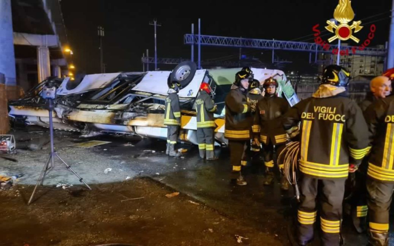Tödlicher Unfall in Venedig: Zahl der toten Ukrainer ist gestiegen“ /></p>
<p><strong>Von den bei dem Busunfall verletzten Ukrainern sind fünf Personen bekannt.</strong></p>
<p>Der Italiener Die Behörden haben jeden der 21 Toten bei einem Busunfall in der Nähe von Venedig identifiziert. Unter den Todesopfern des Unfalls befanden sich neun Ukrainer.</p>
<p>Dies berichtete die italienische Publikation Ansa.</p>
<p>Es wurde schließlich festgestellt, dass bei einem Busunfall in der Nähe von Venedig <strong>neun ukrainische Staatsbürger ums Leben kamen starben</strong>, vier Rumänen, drei Deutsche, zwei Portugiesen, ein Kroate, ein Südafrikaner und ein Italiener. Bei letzterem handelte es sich um einen 45-jährigen Busfahrer aus der Stadt Treviso.</p>
<p>Von den Opfern des Unfalls in Italien wurden inzwischen 13 der 15 ins Krankenhaus gebrachten Personen identifiziert. Unter ihnen sind fünf Ukrainer, vier Deutsche, zwei Spanier, ein Kroate und ein Franzose.</p>
<p>Zwei weitere Opfer, deren Identität noch nicht bestätigt wurde, könnten Staatsbürger der Ukraine und Deutschlands sein.</p>
<p> < p>Unter den 15 Unfallopfern waren 12 Erwachsene und drei Minderjährige. Zehn der ins Krankenhaus eingelieferten Personen liegen auf der Intensivstation.</p>
<h2>Verkehrsunfall in Italien</h2>
<p>Erinnern Sie sich daran, dass am Tag zuvor in der Nähe von Venedig ein Bus aus einer Höhe von 10 Metern von einer Überführung gestürzt ist ein Bahngleis und fing Feuer. 21 Menschen kamen bei dem Unfall ums Leben, darunter auch Kinder.</p>
<p>Mit Stand vom 4. Oktober waren vier Ukrainer bei dem Unfall ums Leben gekommen und vier wurden verletzt.</p>
<p><strong>▶ Auf der TSN YouTube-Kanal Sie können das Video unter diesem Link ansehen: Tragödie in Venedig! Das Außenministerium der Ukraine hat die Daten über die toten Ukrainer in Italien geklärt</strong></p>
<p><u><strong>Lesen Sie auch:</strong></u></p>
<p> < h4>Ähnliche Themen:</h4 >Weitere Neuigkeiten</p>
<!-- relpost-thumb-wrapper --><div class=