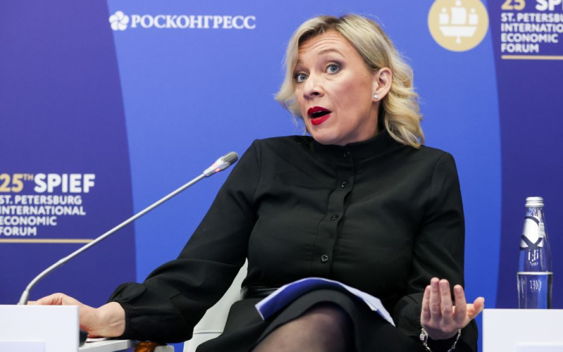 TV Der Sender von Moderator Solowjow nannte Zakharova eine „betrunkene Scheiße“: die Reaktion des Propagandisten“ /></p>
<p><strong>Ein weiterer Skandal ist in Russland ausgebrochen. Der Fernsehmoderator des Senders Solovyov nannte die Pressesprecherin des russischen Außenministeriums, Maria Sacharowa, eine „betrunkene Scheiße“.</strong></p>
<p>Der Fernsehmoderator des Senders Solovyov Live, Evgeny Satanovsky, rief Maria Sacharowa an eine „betrunkene Scheiße“ für ihre antiisraelischen Äußerungen.</p>
<p>Das Zitat entstand während eines Gesprächs zwischen Satanovsky und einem israelischen Journalisten auf seinem YouTube-Kanal.</p>
<p>Wie Sie wissen , moderierte Satanovsky seine eigene Show „Armageddonitch“ auf „Soloviev Live“. Er wurde als Experte für die Politik Israels und des Nahen Ostens präsentiert.</p>
<p>Am 17. Oktober wurde auf dem YouTube-Kanal des Journalisten Alexander Valdman ein Interview mit Satanovsky veröffentlicht, in dem er insbesondere erklärte, dass „stark Der betrunkene stellvertretende Außenminister der Russischen Föderation, Michail Bogdanow, trank, als wäre er verrückt.“</p>
<p>„Aber Mascha Sacharowa, die Juden nicht wirklich mag und es auch nicht kann.“ Ich stehe Israel im Allgemeinen. Sie verbirgt es insbesondere nicht. Ein weiterer stark trinkender Shm*ra, der dennoch der Sprecher des Außenministeriums ist“, sagte Satanovsky damals.</p>
<p>Der Propagandist Solowjew selbst reagierte sofort zur Situation. Er beeilte sich, sich für die Worte des Fernsehmoderators zu entschuldigen und bezeichnete die Art und Weise, wie Satanowski „angesehene Diplomaten“ beleidigte, als „unfair“. Soloviev sagte, dass er danach die „professionelle Kommunikation“ mit Satanovsky nicht mehr fortsetzen könne und entließ ihn von seinem Job.</p>
<p>Erinnern Sie sich daran, dass der Abgeordnete der russischen Staatsduma Andrei Gurulew die Notwendigkeit erklärte, wenn nicht zu isolieren, dann zu zerstören 20 % der russischen Bevölkerung unterstützen die Behörden nicht.</p>
<h4>Ähnliche Themen:</h4>
<p>Weitere Nachrichten</p>
<!-- relpost-thumb-wrapper --><div class=