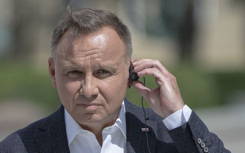 Im Büro Auto Die Dudas fanden einen Ortungssensor – Medien“ /></p>
<p><strong>In Polen wurde nach Kontrollen ein Überwachungssensor im Auto des Büros von Präsident Andrzej Duda gefunden. Es war mehrere Monate lang am Auto befestigt, wahrscheinlich sogar während Reisen in die Ukraine.</strong></p>
<p>Der polnische Staatssicherheitsdienst entdeckte einen Überwachungssensor in einem Auto, das zum Büro von Präsident Andrzej Duda gehörte.< /p> </p>
<p>TVN 24 meldet dies.</p>
<p>Quellen zufolge wurde der Ortungssensor im Sommer bei einer Routinekontrolle am Auto gefunden. Es handelte sich nicht um die Limousine von Präsident Andrzej Duda, sondern um ein Auto aus seiner Wagenkolonne.</p>
<p>„Es stellte sich heraus, dass dieses Auto mit diesem Gerät mehrere Monate lang fahren konnte und in dieser Zeit insbesondere häufig in die Wagenkolonne des Präsidenten gelangte.“ während seiner Reisen in die Ukraine“, heißt es in der Nachricht.</p>
<p>Dieser Fall wurde dem polnischen Inlandsgeheimdienst gemeldet und von diesem Moment an wurde er zu einem großen Geheimnis. Nach diesem Vorfall kontrolliert das Büro des polnischen Präsidenten jedoch alle Autos, die in Konvois mit geschützten Personen einfahren. Früher war das anders.</p>
<h4>Verwandte Themen:</h4>
<p>Weitere Neuigkeiten</p>
<!-- relpost-thumb-wrapper --><div class=