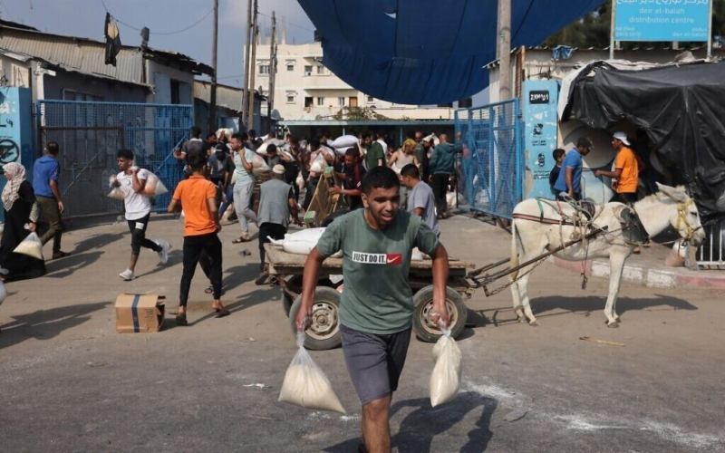 In In Gaza plünderten Tausende von Menschen Lagerhäuser zur Verteilung von Hilfsgütern – UN“ /></p>
<p><strong>Die UN brachten dies mit der schwierigen humanitären Lage im Gazastreifen in Verbindung.</strong></p>
<p >Im Strip<strong>Gas</strong> brachen Tausende Einwohner in Lagerhäuser und Verteilungszentren des Hilfswerks der Vereinten Nationen für Palästina-Flüchtlinge (UNRWA) ein. Die Razzia fand am Nachmittag des 29. Oktober statt.</p>
<p>BBC News schreibt darüber.</p>
<p>So brachen Tausende Palästinenser in das zweitgrößte Verteilungszentrum für humanitäre Hilfe in Deir el-Bale ein, wo UN-Hilfsgüter gelagert und verteilt werden. Zu den gestohlenen Waren gehörten Weizenmehl, andere Lebensmittel und Hygieneprodukte.</p>
<p>UNRWA sagte nicht, ob die Sicherheit in anderen Lagerhäusern in Gaza erhöht würde oder ob zusätzliche humanitäre Hilfslieferungen erwartet würden.</p>
<p> „Das ist alarmierend.“ ein Zeichen dafür, dass die soziale Ordnung nach drei Wochen Krieg und einer strengen Blockade des Gazastreifens zusammenzubrechen beginnt“, sagte Thomas White, UNRWA-Direktor für Angelegenheiten in Gaza, in einer Erklärung.</p>
<p> < p>Ihm zufolge gehen die Lebensmittelvorräte auf dem Markt zur Neige und die humanitäre Hilfe, die aus Ägypten in den Gazastreifen kommt, reicht nicht aus.</p>
<p>UN-Humanitärchef Martin Griffiths sagte kürzlich, dass in der vergangenen Woche Hilfe geleistet wurde „geringfügig eingedrungen.“ nach Gaza.</p>
<p>Am Samstag, dem 28. Oktober, erklärte das ägyptische Außenministerium, dass „von Israel geschaffene Hindernisse“ die schnelle Lieferung von Hilfsgütern über den Grenzübergang Rafah verhindern.</p>
<p>Ein hochrangiger Beamter des UN-Welternährungsprogramms, Abir Etefa, sagte, die Razzien in mehreren Hilfsverteilungszentren in Gaza am Samstag seien zu erwarten, da sich die Menschen in einem schrecklichen Zustand befänden.</p>
<p>Sie schlug vor, dass der Telefonausfall und die Das Internet im Gazastreifen am 28. Oktober könnte zur Plünderung von Lagerhäusern und Vertriebszentren beigetragen haben.</p>
<p>Sie sagte, die UN seien gezwungen gewesen, die Lebensmittelverteilung zu unterbrechen, weil sie die Teams vor Ort nicht kontaktieren konnten.</p>
<p> < p>Derzeit wurden in Gaza mehr als 80 Lastwagen mit humanitärer Hilfe durchgelassen.</p>
<p>Israel hat sich geweigert, Treibstofflieferungen nach Gaza zuzulassen, weil es glaubt, dass die Hamas diese für militärische Zwecke nutzt, insbesondere um Dieselgeneratoren anzutreiben Sorgen Sie für Beleuchtung und Belüftung im Netzwerk der militanten Tunnel in der Nähe des Gazastreifens, das sich nach Schätzungen der Armee über viele hundert Kilometer erstreckt. .</p>
<p>UNRWA stellte fest, dass „kein Treibstoff gestohlen wurde.“</p>
<p>Erinnern Sie sich daran, dass die <strong>IDF die israelische Flagge im Norden des Gazastreifens gehisst haben (Video).</strong></p >
<h4>Verwandte Themen:</h4>
<p>Weitere Neuigkeiten</p>
<!-- relpost-thumb-wrapper --><div class=