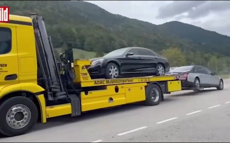 Sie transportieren hinein Deutschland beschlagnahmte Autos von Putins Freund: Video“ /></p>
<p><strong>Der Gesamtwert der vom Oligarchen beschlagnahmten Luxusautos beträgt mindestens 5,4 Millionen Euro.</strong></p>
<p>Konvoi mit Autos des russischen Oligarchen und Putin-Freundes Alisher Usmanov, die in Deutschland beschlagnahmt und über mehrere Dutzend Meter gestreckt wurden.</p>
<p>Dies wird durch ein von der deutschen Publikation Bild veröffentlichtes Video belegt.</p>
<p> Das veröffentlichte Filmmaterial zeigt, wie fünf Autotransporter sieben vom Oligarchen beschlagnahmte Luxusautos nach München transportieren. Ihre Gesamtkosten belaufen sich auf mindestens 5,4 Millionen Euro.</p>
<p>Die Kolonne unter Polizeieskorte erstreckte sich über mehrere Dutzend Meter entlang der Straße.</p>
<p>Die Aufnahme wurde im bayerischen Ferienort Rottach gemacht -Egern. Hier, am Ufer des Tegernsees in den Alpen, liegt die Villa des Oligarchen.</p>
<p>Bereits am 28. Februar 2022 setzte die EU als Reaktion auf die russische Invasion in der Ukraine Usmanow auf die schwarze Liste und verhängte ein Einreiseverbot gegen ihn und das Einfrieren seines gesamten Vermögens. EU-Behörden sagten, Alisher Usmanov werde „einer von Putins Lieblingsoligarchen“ genannt.</p>
<p>In Deutschland wird Usmanov der Geldwäsche und Steuerhinterziehung verdächtigt.</p>
<p>Wir erinnern daran, dass deutsche Polizei und Steuerfahnder und Am 5. Oktober durchsuchten Zollbeamte die Villa des sanktionierten Russen Alisher Usmanov.</p>
<h4>Verwandte Themen:</h4>
<p>Weitere Nachrichten</p>
<!-- relpost-thumb-wrapper --><div class=