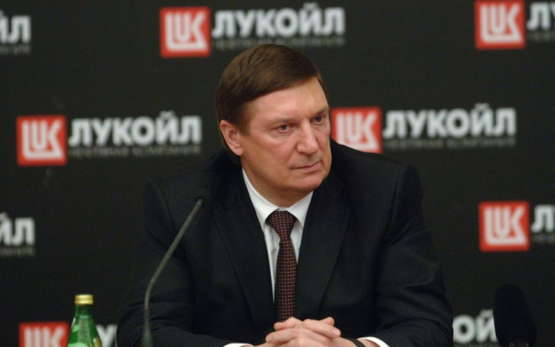B Einer der Top-Manager von Lukoil ist plötzlich in Russland gestorben. /></p>
<p><strong>Nekrasovs Tod war der 17. unter den großen russischen Topmanagern seit Anfang 2022.</strong></p>
<p>Einer der Topmanager eines Ölkonzerns starb im Jahr Russland „Lukoil“ ist der Vorstandsvorsitzende Wladimir Nekrassow.</p>
<p>Dies teilte der Pressedienst des Unternehmens Lukoil am 24. Oktober mit.</p>
<p>Nach der vorläufigen Schlussfolgerung Laut Ärzten war die Todesursache des 66-jährigen Nekrasov <strong>akutes Herzversagen.</strong></p>
<p>Das Unternehmen wies darauf hin, dass Nekrasov fast 50 Jahre lang in der Öl- und Gasindustrie gearbeitet habe , vom Mechaniker zum Generaldirektor von Lukoil-Westsibirien. Danach bekleidete er die Positionen des ersten Vizepräsidenten des Unternehmens, des Beraters des Präsidenten und des Vorstandsvorsitzenden.</p>
<p>Russische Oppositionsmedien stellten fest, dass<strong>Nekrasovs Tod der 17. unter den großen Russen war Top-Manager</strong > und seit Anfang 2022 Platz 10 unter den Top-Managern von Kraftstoff- und Energieunternehmen und eng verbundenen Unternehmen.</p>
<h2>Mysteriöse Todesfälle von Top-Managern in Russland</h2>
<p>Erinnern Sie sich daran in der Im Frühjahr 2022 starb einer der Topmanager von Lukoil, der Milliardär Alexander Subbotin, unter mysteriösen Umständen. Sein Tod ereignete sich während einer Sitzung mit den Ehepartnern der Magua-Schamanen.</p>
<p>Im Sommer 2022 wurde der Generaldirektor des Transportunternehmens Astra Shipping, Juri Woronow, in der Nähe von St. Petersburg tot aufgefunden Kugel durch den Kopf.</p>
<p>Im Herbst desselben Jahres starb der Vorstandsvorsitzende von Lukoil, Ravil Maganov: Er fiel aus dem Fenster eines Moskauer Krankenhauses.</p>
<p> <u><strong>Lesen Sie auch:</strong></u></p>
<h4> Verwandte Themen:</h4>
<p>Weitere Neuigkeiten</p>
<!-- relpost-thumb-wrapper --><div class=