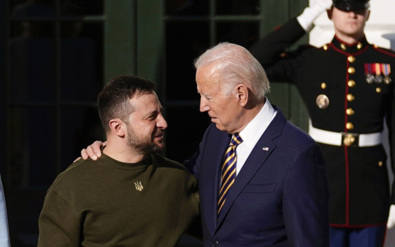 Zelensky hat kommentiert die Rede Bidens an die Amerikaner bezüglich der Ukraine“ /></p>
<p><strong>Das Staatsoberhaupt betonte, dass die Vereinigten Staaten eine führende Rolle bei der Wahrung unserer gemeinsamen Freiheit spielen werden.</strong></p>
<p >Präsident der Ukraine <strong>Wladimir Selenskyj</strong>kommentierte die Rede von US-Präsident Joe Biden vor den Amerikanern. Ihm zufolge handelte es sich um einen starken Appell.</p>
<p>Selenskyj <strong>schrieb</strong> darüber im sozialen Netzwerk X.</p>
<p>Das Staatsoberhaupt dankte dem amerikanischen Führer dafür alle Unterstützung der Vereinigten Staaten und ihre unerschütterliche Überzeugung, dass Menschlichkeit, Freiheit, Unabhängigkeit und die auf Regeln basierende internationale Ordnung immer Vorrang haben müssen.</p>
<p>Gemeinsam werden wir nicht zulassen, dass Hass die Freiheit zerstört, und wir werden es nicht zulassen Terroristen, um die Demokratie zu zerstören. Unser gemeinsames Ziel ist es, die freie Lebensweise aller unserer Nationen zu schützen. Die Welt, insbesondere Länder, die sich Aggression und Terrorismus widersetzen, erwarten von Amerika, dass es bei der Wahrung unserer Führung eine Führungsrolle übernimmt.“ gemeinsame Freiheit“, schrieb der Präsident.</p>
<p>Er fügte hinzu, dass die unerschütterliche parteiübergreifende Unterstützung der Ukraine in den Vereinigten Staaten eine unglaubliche Inspiration für alle unsere Krieger und unsere gesamte Nation sei.</p>
<p>„Amerikas.“ „Investitionen in die Verteidigung der Ukraine werden die langfristige Sicherheit für ganz Europa und die Welt gewährleisten“, fasste Zelensky zusammen.</p>
<p>Erinnern Sie sich daran, dass US-Präsident Joe <strong>Biden einen Appell an das amerikanische Volk richtete</strong> . Er sprach über die Hilfe für Kiew und Jerusalem.</strong> p> </p>
<h4>Verwandte Themen:</h4>
<p>Weitere Nachrichten</p>
<!-- relpost-thumb-wrapper --><div class=