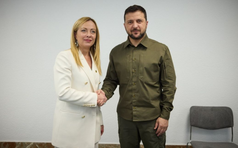 Zelensky traf sich mit dem italienischen Ministerpräsidenten: Was wurde besprochen? Während eines Arbeitsbesuchs in Spanien fand am 5. Oktober ein Treffen mit der italienischen Premierministerin Giorgia Meloni statt.</p>
<p>Dies wird auf der Website des Präsidenten der Ukraine besprochen.</p>
<p>Es wird darauf hingewiesen, dass Selenskyj Meloni über die aktuelle Lage an der Front und die Offensivoperationen der ukrainischen Verteidigungskräfte mit dem Ziel der Befreiung ukrainischer Gebiete informierte. Sie sprachen insbesondere über die dringende Notwendigkeit einer langen Pause der Feindseligkeiten durch die russische Armee.</p>
<p>Das Staatsoberhaupt dankte dem italienischen Regierungschef für seine Solidarität und volle Unterstützung der Ukraine bei der Bekämpfung der russischen Aggression. </p>
<p>„Jede Abschwächung der militärischen Hilfe für die Ukraine wird zur Stärkung der Besatzer und zu wiederholten Versuchen führen, neue ukrainische Gebiete zu erobern“, heißt es in der Mitteilung.</p>
<p>Im Rahmen der Vorbereitung des nächsten Verteidigungspakets Italiens erörterten die Staats- und Regierungschefs Fragen der militärischen Unterstützung der Ukraine, insbesondere die Stärkung der ukrainischen Luftverteidigung zum Schutz der Zivilbevölkerung und der Getreideinfrastruktur.</p>
<p>„Die Fragen des Abschlusses eines bilateralen Abkommens.“ „Die Gespräche zwischen der Ukraine und Italien über Sicherheitsgarantien wurden auf der Grundlage der gemeinsamen G7-Erklärung zur Unterstützung unseres Landes, die auf dem NATO-Gipfel in Vilnius angenommen wurde, gesondert erörtert“, wurde Selenskyj mitgeteilt.</p>
<h2><strong>Zelenskys Besuch bei Spanien und neue Erklärungen</strong></h2>
<p >Wir haben zuvor berichtet, dass der ukrainische Präsident Wladimir Selenskyj <strong>in der spanischen Stadt Granada angekommen ist</strong>, um am Gipfel der Europäischen Politischen Gemeinschaft teilzunehmen. Dort traf er bereits mit dem spanischen Ministerpräsidenten Pedro Sanchez zusammen.</p>
<p>Staatschef Wladimir Selenskyj forderte die Partner auf, für mehr Luftverteidigung zu sorgen, da im Winter „viele Angriffe“ aus der Russischen Föderation zu erwarten seien, sowohl mit Drohnen als auch mit Drohnen Raketen.</p>
<p>Darüber hinaus sagte Selenskyj, dass das Aggressorland Russische Föderation <strong>plant, den Krieg in der Ukraine einzufrieren</strong> und das militärische Potenzial bis 2028 wiederherzustellen.</p>
<h4> Ähnliche Themen:</h4>
<p>Weitere Neuigkeiten</p>
<!-- relpost-thumb-wrapper --><div class=