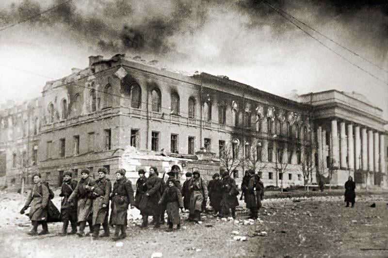 Tag der Befreiung Kiews: Archivfotos der zerstörten Hauptstadt