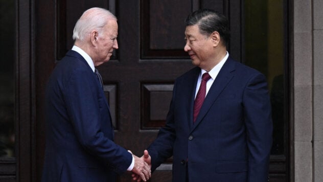 China und die USA sollten sich nicht gegenseitig den Rücken kehren: Biden und Xi Jinping haben begonnen Der Gipfel“/></p>
<p>US-Präsident <strong>Joe Biden</strong> begrüßte seinen chinesischen Staatschef <strong>Xi Jinping</strong> auf dem Gipfel in Kalifornien.</p>
<p>Politiker Wie CNN berichtet, begrüßten sich die beiden herzlich in der Nähe von Anwesen südlich von San Francisco, wo die Verhandlungen stattfinden werden.</p>
<h3>Biden und Xi trafen sich in San Francisco</h3>
<p>Biden sagte, es sei sehr wichtig, dass er und Xi sich vor Beginn des Gipfels offen verstehen.</p>
<p>Sehe jetzt </p>
<blockquote>
<p>— Ich halte es für äußerst wichtig, dass Sie und ich uns als Führungskraft klar verstehen, ohne dass es zu Missverständnissen oder Missverständnissen kommt. sagte Biden zu Beginn des Gipfels zu Xi.</p>
</blockquote>
<p>Biden sagte, dass <strong>der Wettbewerb zwischen den USA und China nicht zu einem Konflikt eskalieren kann</strong>, und fügte hinzu, dass seine früheren Treffen mit Xi war „offen, direkt und hilfsbereit“.</p>
<p>Nach Angaben des US-Präsidenten führt er ihre Gespräche stets „direkt und offen“. Er sagte, die Staats- und Regierungschefs hätten gegenüber ihrem Volk die Verantwortung, zusammenzuarbeiten, insbesondere beim Klimawandel, der Bekämpfung des Drogenhandels und Ansätzen für künstliche Intelligenz.</p>
</p>
<p>Xi seinerseits erinnerte an Bidens Reise nach China, als er vor 12 Jahren Vizepräsident war. Er betonte die schwierige Natur der Beziehungen Pekings zu Washingtonin den letzten 50 Jahren, die „trotz der Höhen und Tiefen weiter voranschreiten“.</p>
<blockquote>
<p>— Dass zwei große Länder wie China und die Vereinigten Staaten einander den Rücken kehren — keine Option. „Eine Seite ist nicht in der Lage, die andere zu übertreffen, und Konflikte und Konfrontationen haben für beide Seiten unerträgliche Folgen“, sagte er. Xi fügte hinzu.</p>
</blockquote>
<p>Das letzte Mal, dass Biden und Xi Jinping sich sahen, war am Rande des G20-Gipfels im November 2022, und der chinesische Staatschef ist nicht zum letzten Mal in die Vereinigten Staaten gekommen vier Jahre, hauptsächlich aufgrund der Coronavirus-Pandemie.< /p>Möchten Sie entspannen? Kommen Sie zu Facti.GAMES! </p>
<p>Medienberichten zufolge wird Biden den chinesischen Staatschef bitten, während Xis Treffen in San Francisco Druck auf Iran auszuüben. </p>
<p>Das Weiße Haus berichtete außerdem, dass während des Treffens ein Gespräch über die Ereignisse in der Ukraine stattfinden werde. Laut John Kirby, Koordinator für strategische Kommunikation beim Nationalen Sicherheitsrat, ist es wahrscheinlich, dass beide Staats- und Regierungschefs über die Geschehnisse in der Ukraine sprechen werden.</p>
</p>
</p>
<p>< /p></p>
<!-- relpost-thumb-wrapper --><div class=