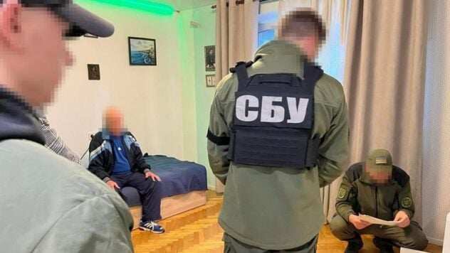 Ein Foto des Angriffs auf Tscherkassy und T-Shirts mit Putin aufbewahrt: Der SBU hat zwei festgenommen Agenten der Russischen Föderation“ />< /p> </p>
<p>Strafverfolgungsbeamte entlarvten und verhafteten eine 62-jährige Frau aus Tscherkassy und ihren Bekannten, einen 72-jährigen Einwohner Kiews, der für die Besatzer arbeitete.</p>
<p>Die Angreifer rechtfertigten nicht nur die bewaffnete Aggression der Russischen Föderation gegen die Ukraine, sondern sammelten auch Geheimdienstinformationen über den Einsatz der Streitkräfteverteidigung und die Folgen der Luftangriffe in Kiew und Tscherkassy.</p>
<h3> Was ist über die Angreifer bekannt</h3>
<p>Nach Angaben der Staatsanwaltschaft rechtfertigte der <strong>62-jährige Verdächtige</strong> im September und Oktober in Telefongesprächen mit seinen Bekannten die russische Aggression.</p>
<p>Wird jetzt beobachtet </p>
<p>Insbesondere hielt die Frau die bewaffnete Aggression der Russischen Föderation für legitim und wollte, dass russische Truppen schnell in Tscherkassy einmarschieren.</p>
<blockquote>
<p>– Die Angeklagte verglich die Ukrainer mit Faschisten, die vernichtet werden müssten, und bewunderte sie Die Eroberung ukrainischer Städte durch den Feind vermerken sie im Büro des Generalstaatsanwalts.</p>
</blockquote>
<p>Die Frau sammelte auch Informationen über den Standort, die Anzahl des Militärpersonals und die militärische Ausrüstung in Tscherkassy und sprach in Telefongesprächen darüber , die Folgen von Raketenangriffen auf die lokale Infrastruktur.</p>
<p>Insbesondere nach einem russischen Raketenangriff auf ein Hotel im Zentrum von Tscherkassy am 21. September machte eine Frau versteckte Fotos des beschädigten Gebäudes und schickte sie an ihren Komplizen – einen 72-jährigen russischen Staatsbürger, der in Kiew lebt </strong>.</p>
<p>Der Mann, der übrigens Doktor der Philosophie und ehemaliger Lehrer an einer der Tschernigow-Universitäten ist, erhielt 2015 einen russischen Pass, als er in das noch besetzte Gebiet reiste Krim.</p>
<p>“Bericht” Der Mann versuchte, die Einzelheiten des Schlags von Tscherkassy in die Russische Föderation zu bringen.</p>
<p>Möchten Sie sich entspannen? Kommen Sie zu Facti.GAMES! </p>
<p>Der Angeklagte beabsichtigte, als Person im nicht wehrpflichtigen Alter über die EU nach Russland einzureisen.</p>
<p>SBU-Beamte nahmen den Mann fest, als er bereits Tickets für eines der europäischen Länder gekauft hatte.</p>
<p>Der 72-jährige Kiewer forderte in Gesprächen mit einem Freund aus Tscherkassy auch die Vernichtung der Ukrainer, die Besetzung des Staates durch russische Truppen und die Durchführung massiver Angriffe auf Energieanlagen in der Ukraine .</p>
<p>Der Häftling verfolgte ebenso wie sein Freund aus Tscherkassy heimlich die Standorte der Verteidigungskräfte.</p>
<p>Vor allem interessierten ihn die ungefähren Koordinaten der Basis der ukrainischen Luftverteidigungssysteme Patriot-Flugabwehrraketensysteme.</p>
<h3 >Was bei Durchsuchungen der Angeklagten entdeckt wurde</h3>
<p>Beide Fans der „Russischen Welt“ beschlagnahmt:</p>
<ul>
<li>Mobiltelefone,</li>
<li>Symbole des Aggressorstaates,</li>
<li>ein T-Shirt mit Diktator Wladimir Putin und russischen Parolen,</li>
<li>Reisepass eines Bürgers der Russischen Föderation,</li>
<li>Waffen und Munition für sie.</li>
</ul>
<p> < p><img decoding=