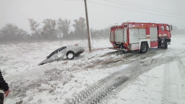 Abgeschaltete Dörfer, blockierte Autobahnen, Hunderte von Unfällen. Wie schlechtes Wetter in der Ukraine tobt 