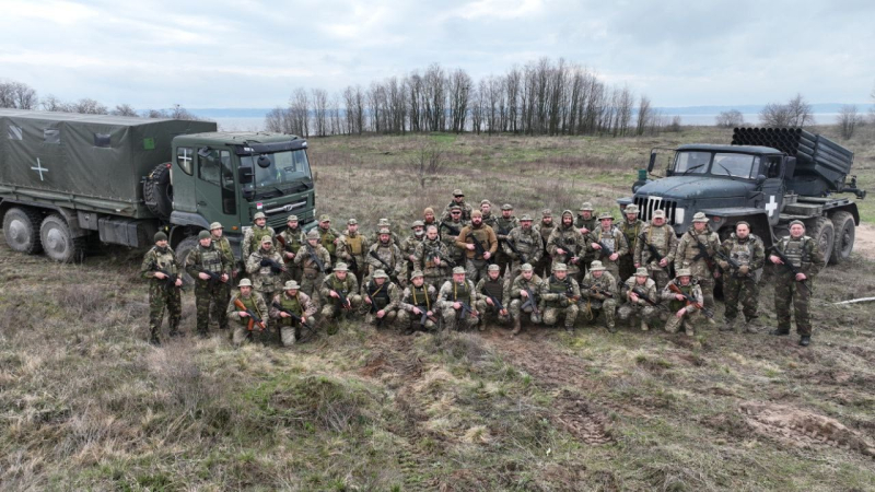 Vor der Kamera tanzen, feindliche Niederlagen filmen: Wie das Militär Menschen dazu ermutigt, für die Streitkräfte der Ukraine zu spenden