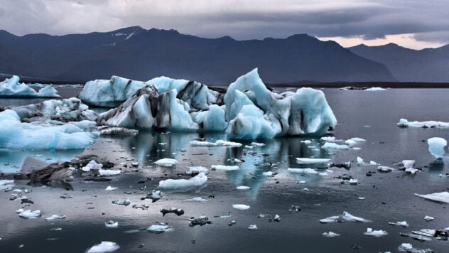 Die Welt wird den grönländischen Eisschild verlieren und mehr: Die Erde steuert auf eine Erwärmung von zu fast 3°C“ /></p>
<p>Am Freitag, dem 17. November, hat der Planet möglicherweise kurzzeitig eine kritische Erwärmungsschwelle überschritten.</p>
<p>Die stellvertretende Direktorin des Copernicus Climate Change Service, Samantha Burgess, postete in den sozialen Medien X (ehemals Twitter) hat ihren Angaben zufolge am 17. November — war der erste Tag, an dem die globale Temperatur das Niveau von 1850–1900 (bzw. das vorindustrielle Niveau) um mehr als 2 °C überschritt — bis zu 2,06°C.</strong></p>
<p>Im Vergleich zum Durchschnitt von 1991–2020 lag die durchschnittliche globale Temperatur am Freitag 1,17 °C über dem Durchschnitt.</p>
<p>Jetzt zu beobachten, wie schnell die durchschnittliche globale Oberflächentemperatur um mehr als 2 °C über das vorindustrielle Niveau ansteigt, zeigt, wie schnell Der Planet erwärmt sich</strong>, einschließlich einiger Extreme, die bereits möglich sind.</p>
</p>
<p>Gleichzeitig bedeutet das Überschreiten der 2-Grad-Schwelle an einem Tag nicht, dass sich die Welt in einem dauerhaften Erwärmungszustand von mehr als 2 °C befindet. Das Überschreiten dieser Marke deutet jedoch darauf hin, dass der Planet wärmer wird und sich die Prozesse auf der Erde auf die Unumkehrbarkeit der Folgen der Klimakrise zubewegen.</p>
<h3>Die Erde bewegt sich auf eine Erwärmung um fast 3°C ​​zu</h3>
<p>Neuen Daten zufolge wird sich der Planet bis zum Jahr 2100 <strong>fast 3 °C über dem vorindustriellen Niveau</strong> erwärmen, selbst wenn die derzeitigen Maßnahmen zur Reduzierung der Treibhausgasemissionen gelten.</p>
<p >Der UN-Emissionslückenbericht 2023 beschreibt detailliert die Lücke zwischen den Verpflichtungen der Länder zur Reduzierung der Treibhausgasemissionen und den zur Erreichung des Pariser Klimaabkommens erforderlichen Kürzungen.</p>
<p>Möchten Sie eine Pause machen? Kommen Sie zu Facti.GAMES! </p>
<p>Er wurde im Vorfeld des COP28-Klimagipfels in Dubai veröffentlicht, der Ende des Monats beginnt.</p>
<p>Der Bericht bestätigt frühere Ergebnisse, die dieselbe Hauptschlussfolgerung enthielten, jedoch mit unterschiedlichen Zahlen: die Die Welt ist bei ihren Bemühungen, die globale Erwärmung einzudämmen, weit von ihrem geplanten Weg entfernt.</p>
<p>Es wird außerdem darauf hingewiesen, dass die vollständige Umsetzung der Emissionsreduktionsverpflichtungen die Erwärmung bis zum Jahr 2100 um 2,5 bis 2,9 °C gegenüber dem vorindustriellen Niveau reduzieren würde. Es ist wesentlich wahrscheinlicher, dass diese Temperaturanstiege Kipppunkte im Klimasystem auslösen, darunter den Verlust einiger (oder aller) Eisschilde Grönlands und der Westantarktis sowie die mögliche Schließung lebenswichtiger Meeresströmungen.</p>
<p>Der Bericht stellt fest, dass die Ziele des Pariser Klimaabkommens<strong>nur erreicht werden können, wenn sowohl bedingte als auch bedingungslose Verpflichtungen zur Emissionsreduzierung vollständig umgesetzt werden</strong>und wenn globale Netto-Null-Emissionsziele in praktische Maßnahmen umgesetzt werden .</p>
<p>Derzeit decken Netto-Null-Emissionsverpflichtungen etwa 80 % der Emissionen ab, aber die meisten davon sind leer und ohne Mechanismen, um sie zu untermauern.</p>
</p>
</p></p>
<!-- relpost-thumb-wrapper --><div class=