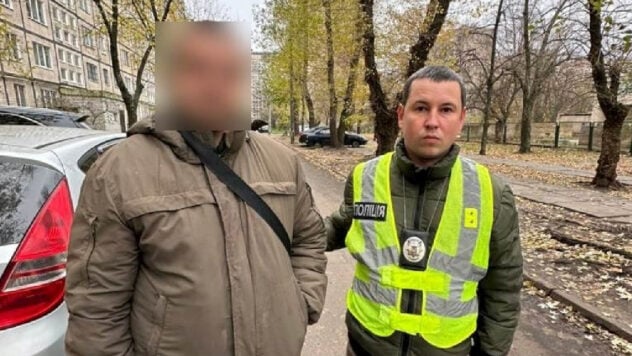 Mit Bier übergossen und geflucht: In Kiew hat ein Mann eine Frau mit Kind angegriffen wegen der Ukrainische Sprache“ /></p>
<p>In Kiew identifizierte die Polizei einen Mann, der, während er betrunken auf der Straße war, eine Frau, die mit einem kleinen Kind unterwegs war, beschimpfte und mit Bier übergoss.</p>
<p>Der Mann Es gefiel ihr nicht, dass sie mit dem Kind auf Ukrainisch kommunizierte.</p>
<p>Strafverfolgungsbeamte stießen in sozialen Netzwerken auf ein Video, in dem ein Mann mit Anzeichen einer Alkoholvergiftung mit einem Passanten in Konflikt geriet. Der Vorfall ereignete sich im Dnjepr-Bezirk der Hauptstadt.</p>
<p>Jetzt beobachten </p>
<p>Das Opfer sagte, der Mann habe sie und ihre Tochter auf dem Spielplatz bedroht, weil sie Ukrainisch sprachen. Darüber hinaus fluchte der Täter obszön, schüttete Bier über die Frau und äußerte antiukrainische Parolen.</p>
<p>Gegen den Mann wurde ein Verwaltungsprotokoll wegen geringfügigen Rowdytums erstellt (Artikel 173 des Gesetzes über Ordnungswidrigkeiten der Ukraine). ).</p>
<p>Sanktion Der Artikel sieht eine Geldstrafe von bis zu sieben nicht steuerpflichtigen Mindesteinkommen der Bürger oder gemeinnützige Arbeit für bis zu 60 Stunden oder Justizvollzugsarbeit für bis zu zwei Monate mit einem Abzug von 20 % vor. des Verdienstes oder bis zu 15 Tage Verwaltungshaft.</p>
<p>Der Täter war ein 36-Jähriger aus der Region Winnyzja. Jetzt überprüfen ihn Polizeibeamte auf sein Engagement für die „russische Welt“. und wegen Beteiligung an anderen Straftaten in der Hauptstadt.</p>
</p>
<p>Möchten Sie sich entspannen? Kommen Sie zu Facti.GAMES!</p>
</p></p>
<!-- relpost-thumb-wrapper --><div class=