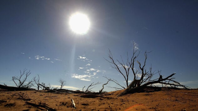 Bis zum Ende des Jahrhunderts wird die Durchschnittstemperatur auf dem Planeten um 4 °C ansteigen : Wozu wird das führen? /></p>
<p>Klimamodelle, die auf der aktuellen Entwicklung der Treibhausgasemissionen auf der Erde basieren, deuten darauf hin, dass die Temperatur des Planeten bis zum Jahr 2100 um 4,3 °C ansteigen könnte, wenn nicht ausreichend Maßnahmen ergriffen werden.</p >
<p>Phys.org berichtet darüber.</p>
<p>Damals sah das von 195 Ländern vereinbarte Pariser Klimaabkommen vor, den globalen Temperaturanstieg bis zum Jahr 2100 auf 2°C (vorzugsweise 1,5°C) zu begrenzen.</p>
<p>Jetzt zuschauen </p>
<p>In einer umfassenden Studie, die in Nature Communications veröffentlicht wurde , besagt außerdem, dass die Treibhausgasemissionen bis 2025 ihren Höhepunkt erreichen und dann bis zum Ende des Jahrhunderts um 43 % sinken müssen, um das 1,5°C-Ziel zu erreichen.</p>
<p>In der Veröffentlichung wird außerdem auf ein anhaltendes Problem atmosphärischer Aerosole und deren Auswirkungen hingewiesen zur Klimaerwärmung.</p>
<p>Steigende Treibhausgasemissionen könnten in Zukunft die Häufigkeit und Intensität extremer Wetterereignisse (von Überschwemmungen bis hin zu Hitzewellen) erhöhen. Dies könnte Auswirkungen auf Gemeinden auf der ganzen Welt haben.</p>
<p>Anhand eines Erde-Gemeinschaft-Systemmodells stellte das Forschungsteam fest, dass sich eine Verringerung der atmosphärischen Aerosole negativ auf das globale Klima auswirkt und extreme Wetterereignisse stärker verstärkt als Veränderungen im Treibhauseffekt Gase oder troposphärische Ozonschicht (in einer Höhe von bis zu 10 km über dem Boden).</p>
<blockquote>
<p>— Dennoch sind diese drei Faktoren untrennbar miteinander verbunden: Reduzierungen der Treibhausgasemissionen, insbesondere aus der Verarbeitung und Verbrennung fossiler Brennstoffe, führen zu einer Verringerung der Produktion anderer Schadstoffe wie troposphärischem Ozon und Aerosolen, — heißt es in der Nachricht.</p>
</blockquote>
<p>Nach Angaben des Copernicus Climate Change Service überstiegen die globalen Temperaturen am 17. November 2023 das Niveau von 1850–1900 um mehr als 2 °C.</p>
<p>Tun willst du dich entspannen? Kommen Sie zu Facti.GAMES! </p>
</p>
</p></p>
<!-- relpost-thumb-wrapper --><div class=