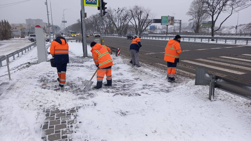 Abgeschaltete Dörfer, blockierte Autobahnen, Hunderte von Unfällen. Wie schlechtes Wetter tobt in der Ukraine“ /></p >
<p><img decoding=
